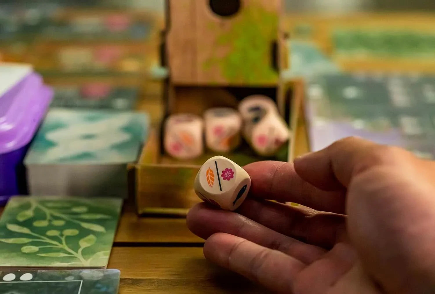 ボードゲーム Wingspan Oceania Expansion Wingspan ブランド 鳥カード95枚入り 新規ユニークデザイン黄色卵ミニチュア15個 蜜トークン69個 新ゲームメカニクス5枚プレイヤーマット ボーナスカード5枚 食料ダイス5個