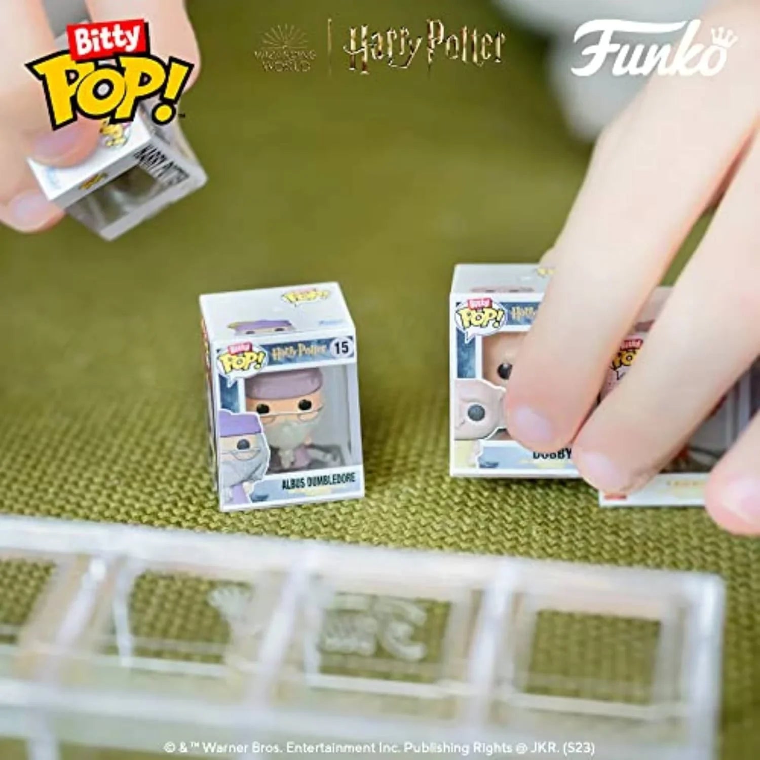 フィギュア Funko Bitty POP ハリー・ポッター ハーマイオニー イン ローブ 4パック 魔法キャラクター ミニチュア コレクション ホグワーツ グリフィンドール 黒ローブ エマ ワトソン 演じる 小型 高精細 デフォルメ キュート