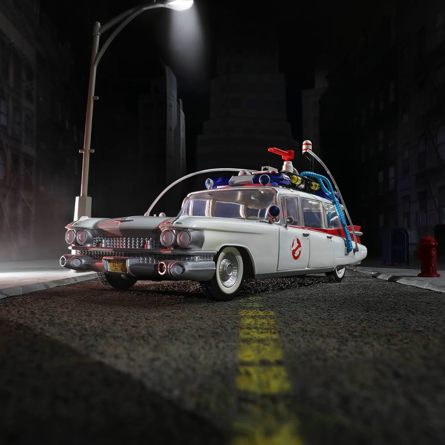 モデルカー ゴーストバスターズ プラズマシリーズ ECTO-1 1984 ハズブロ 精巧ディテール ドア開閉 ストレッチャー引き出し タイヤ回転 1959年式キャデラック ミラーメテオ 映画再現 救急車改造 特別装備 忠実設計