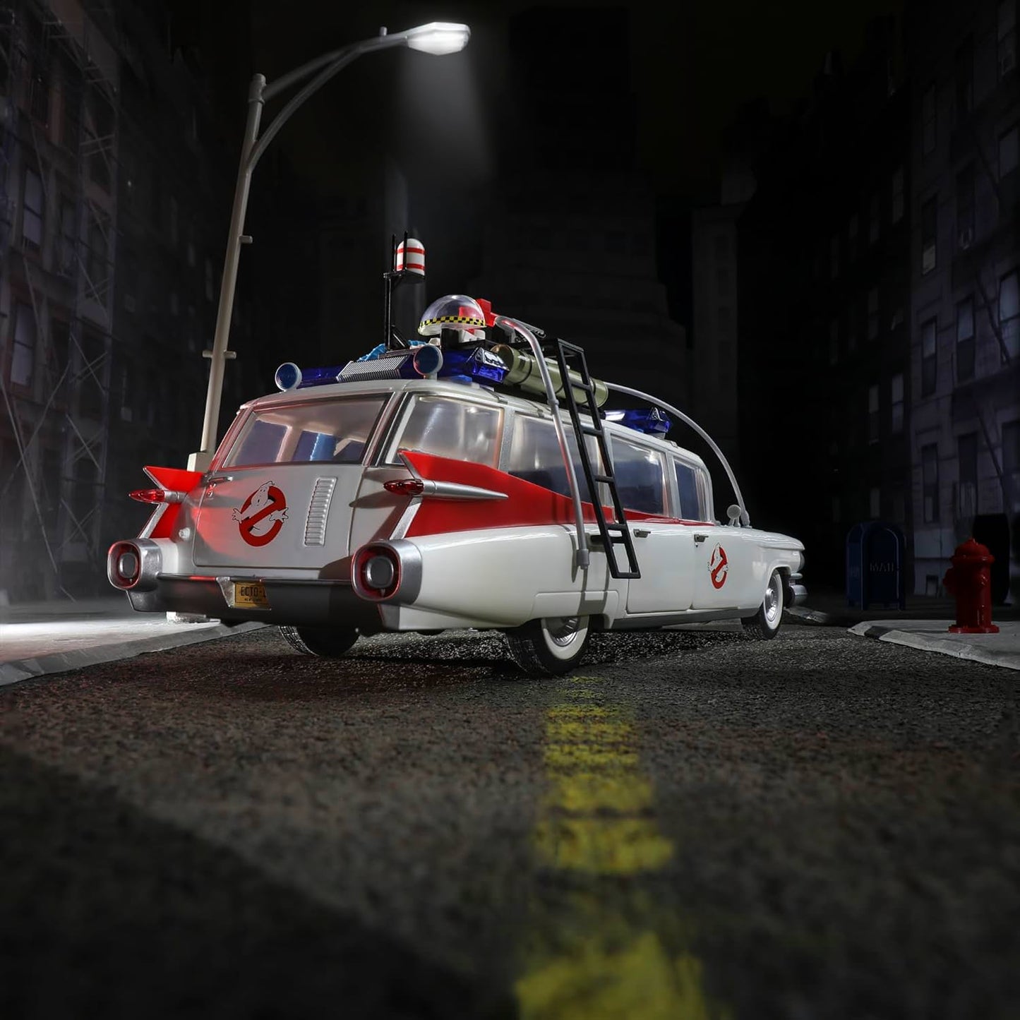 モデルカー ゴーストバスターズ プラズマシリーズ ECTO-1 1984 ハズブロ 精巧ディテール ドア開閉 ストレッチャー引き出し タイヤ回転 1959年式キャデラック ミラーメテオ 映画再現 救急車改造 特別装備 忠実設計