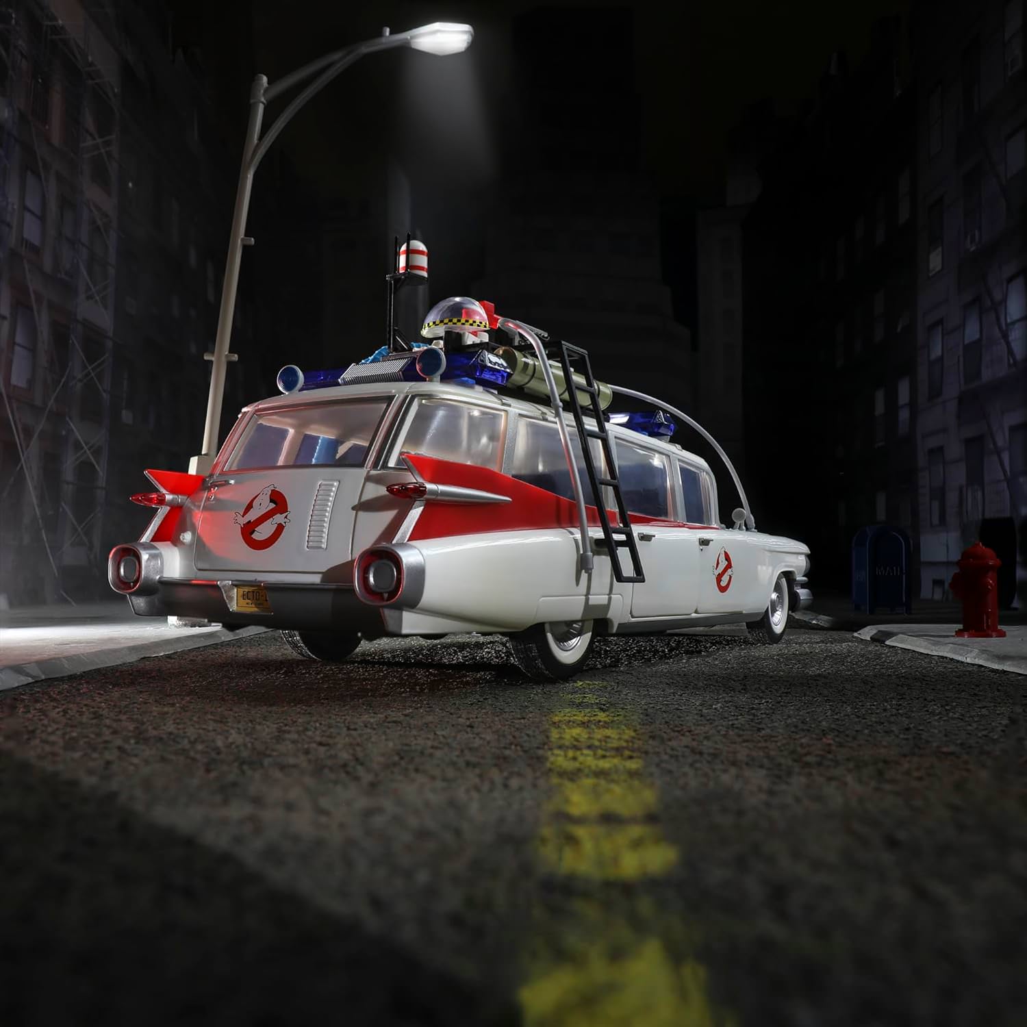 モデルカー ゴーストバスターズ プラズマシリーズ ECTO-1 1984 ハズブロ 精巧ディテール ドア開閉 ストレッチャー引き出し タイヤ回転 1959年式キャデラック ミラーメテオ 映画再現 救急車改造 特別装備 忠実設計