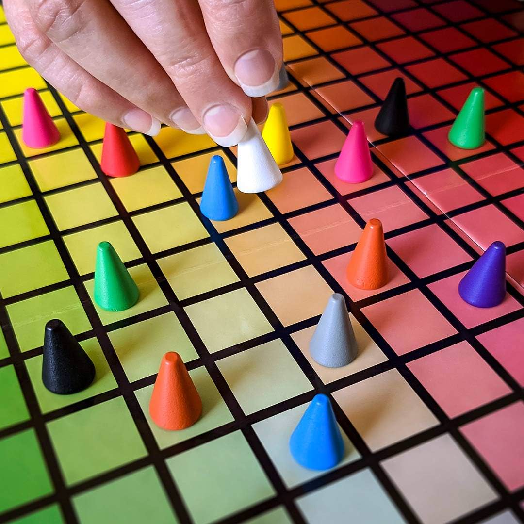 パーティーゲーム HUES and CUES ヒューズアンドキューズ The Op Games Scott Brady 480色 カラースペクトラム ボードゲーム コミュニケーション 色彩感覚 言葉 ヒント 家族 友人 団らん 8歳以上 3-10人 30分 想像力 英語版 日本語説明書なし
