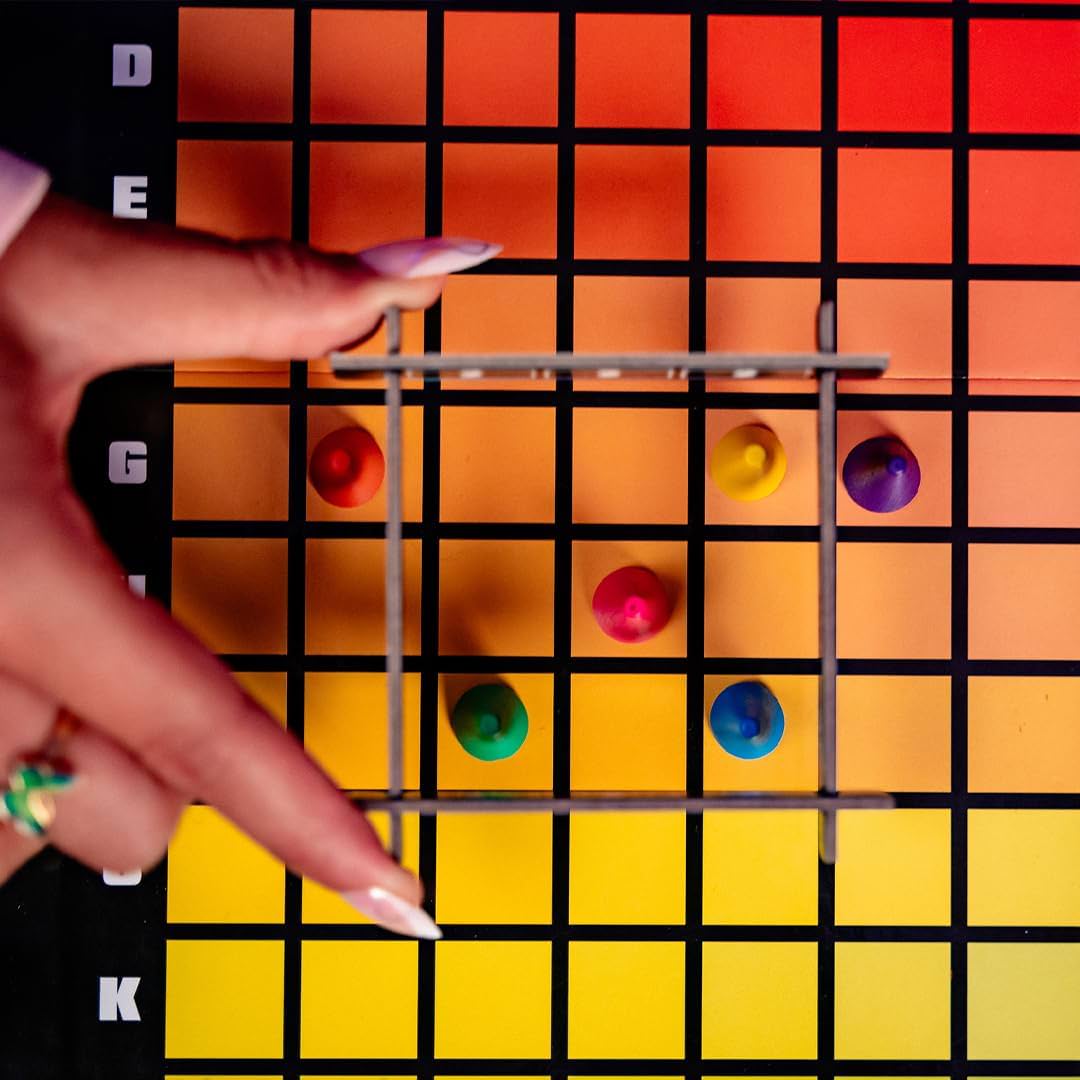 パーティーゲーム HUES and CUES ヒューズアンドキューズ The Op Games Scott Brady 480色 カラースペクトラム ボードゲーム コミュニケーション 色彩感覚 言葉 ヒント 家族 友人 団らん 8歳以上 3-10人 30分 想像力 英語版 日本語説明書なし