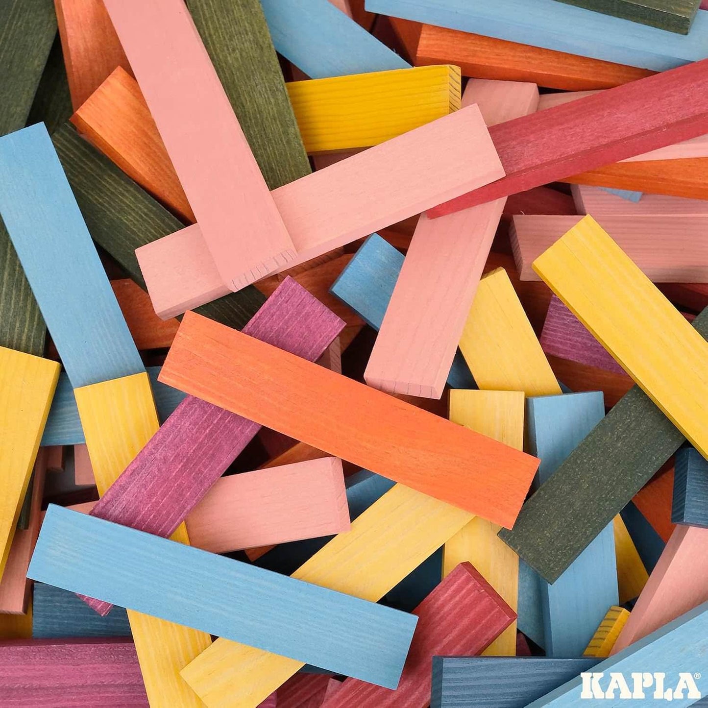 KAPLAブロック OCTOCOLOR 100ピースセット フランス生まれの木製ブロック ブランド KAPLA 鮮やかな8色セット 黄金比率の安定感 無接着剤 高品質パイン材 持続可能な素材 子どもから大人まで楽しめる 創造力を刺激する教育玩具
