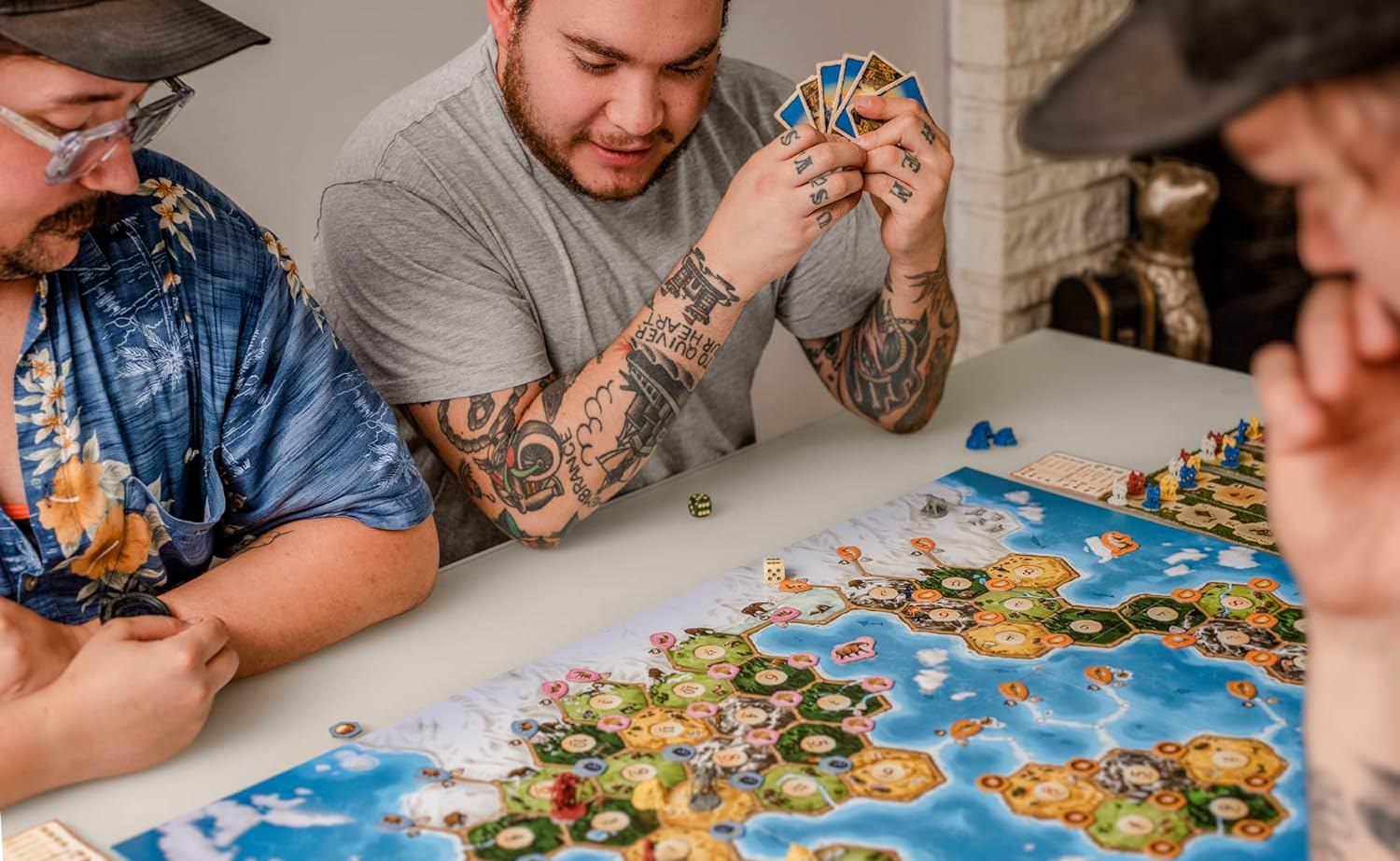 ボードゲーム CATAN Dawn of Humankind カタン 人気戦略ゲーム 新天地開拓資源管理文明発展リーダー体験独立型完全新作80枚リソースカード48個プレイヤーピース含む多彩なコンポーネント充実の内容12歳以上2-4人対応