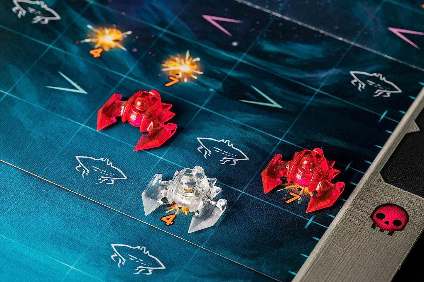 ボードゲーム アンダー・フォーリング・スカイ ソロプレイ専用 地球防衛戦略ゲーム ダイスプレイスメントメカニズム キャンペーンモード 複数ミッション リプレイ可能 エイリアン侵略 地下基地