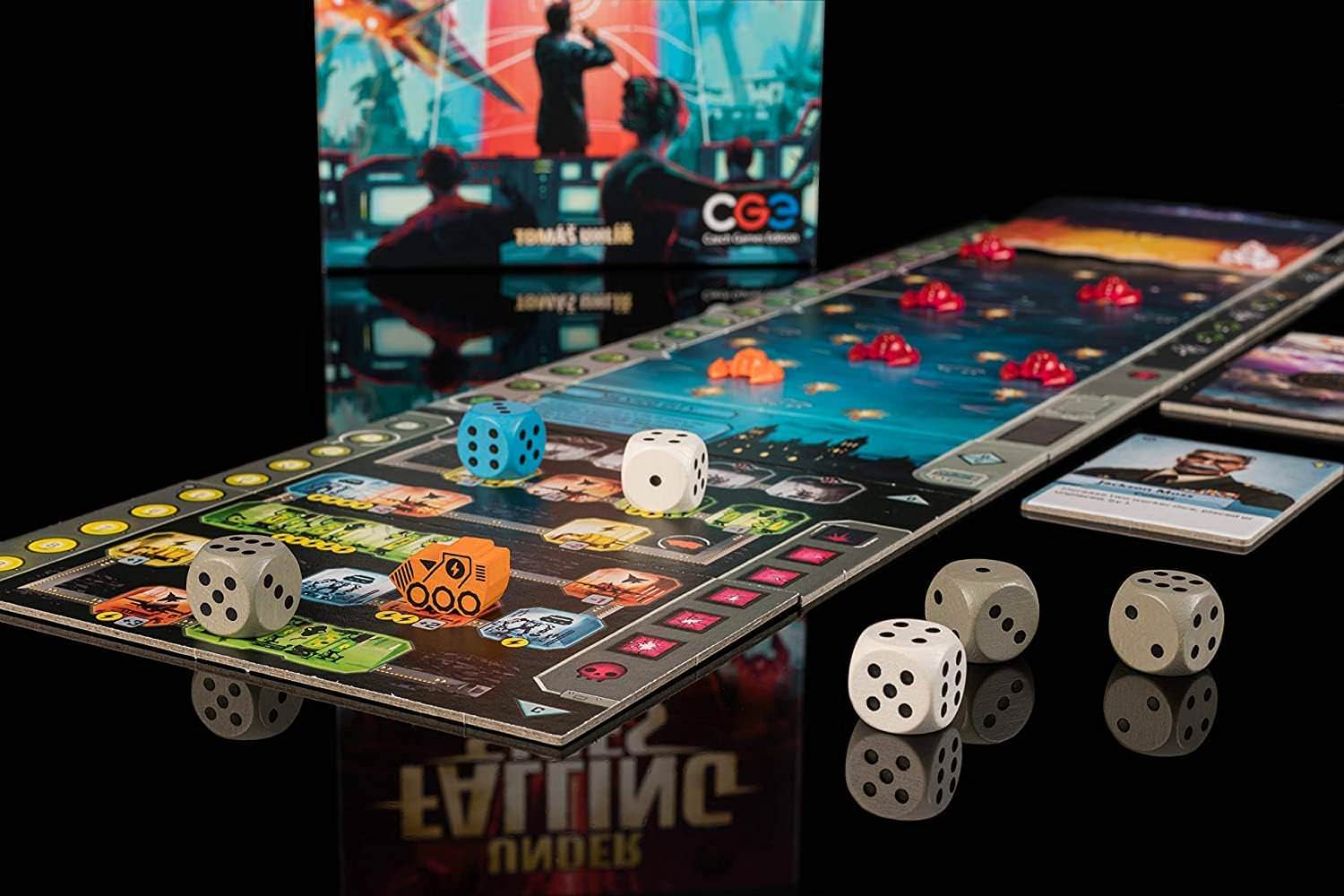 ボードゲーム アンダー・フォーリング・スカイ ソロプレイ専用 地球防衛戦略ゲーム ダイスプレイスメントメカニズム キャンペーンモード 複数ミッション リプレイ可能 エイリアン侵略 地下基地