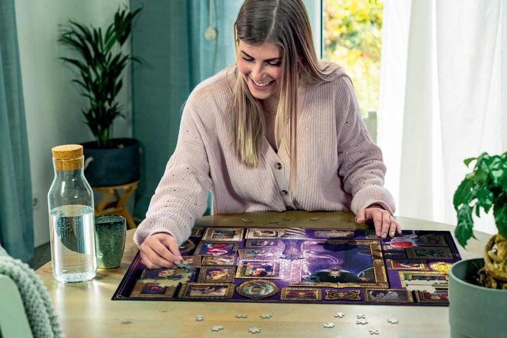 ジグソーパズル ラベンスバーガー ディズニーヴィランズ 悪の女王 1000ピース 高品質 麻布特殊紙 精密カッティング 技術採用 70センチ×50センチ 完成サイズ 大人 11歳以上 対象 幅広いレベル楽しめる 精巧なデザイン 映画 シーン再現