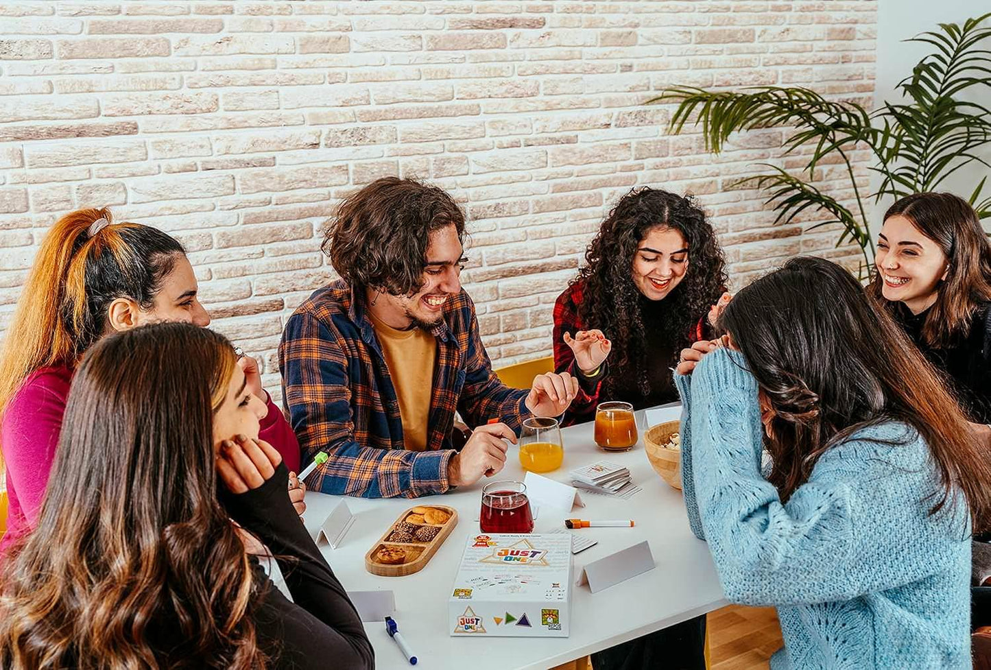 パーティーゲーム Just One Repos Production 協力型 3-7人対象 2019年ドイツ年間ゲーム大賞受賞 550単語収録 短時間20分完結 簡単ルール 子ども大人楽しめる ワード推測力連想力養成 単語ヒント消去ルール用意