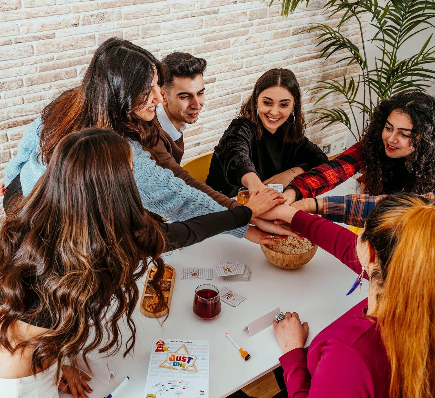 パーティーゲーム Just One Repos Production 協力型 3-7人対象 2019年ドイツ年間ゲーム大賞受賞 550単語収録 短時間20分完結 簡単ルール 子ども大人楽しめる ワード推測力連想力養成 単語ヒント消去ルール用意