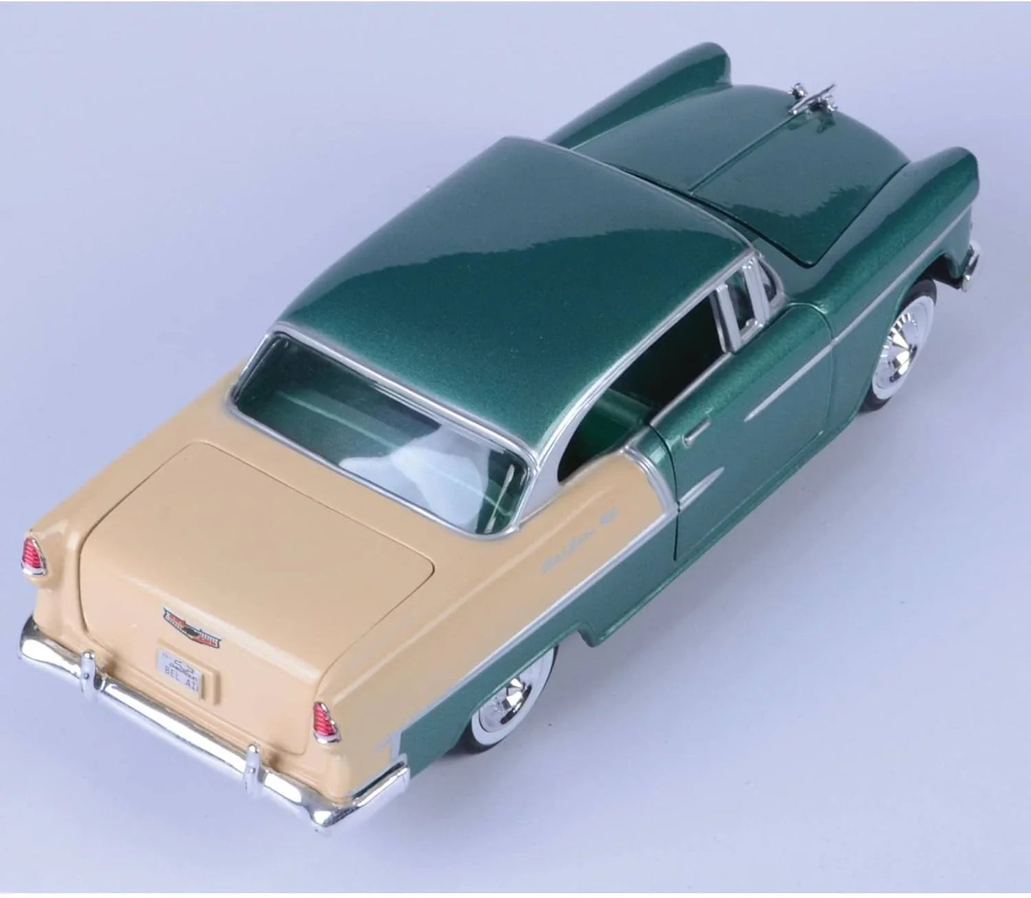 ミニカー 1955年式シボレー ベルエア 1/24スケールダイキャストモデルカー コレクターズアイテム GM製グリーンボディ クロームメッキバンパー丸み帯びたボディラインホイールキャップ再現