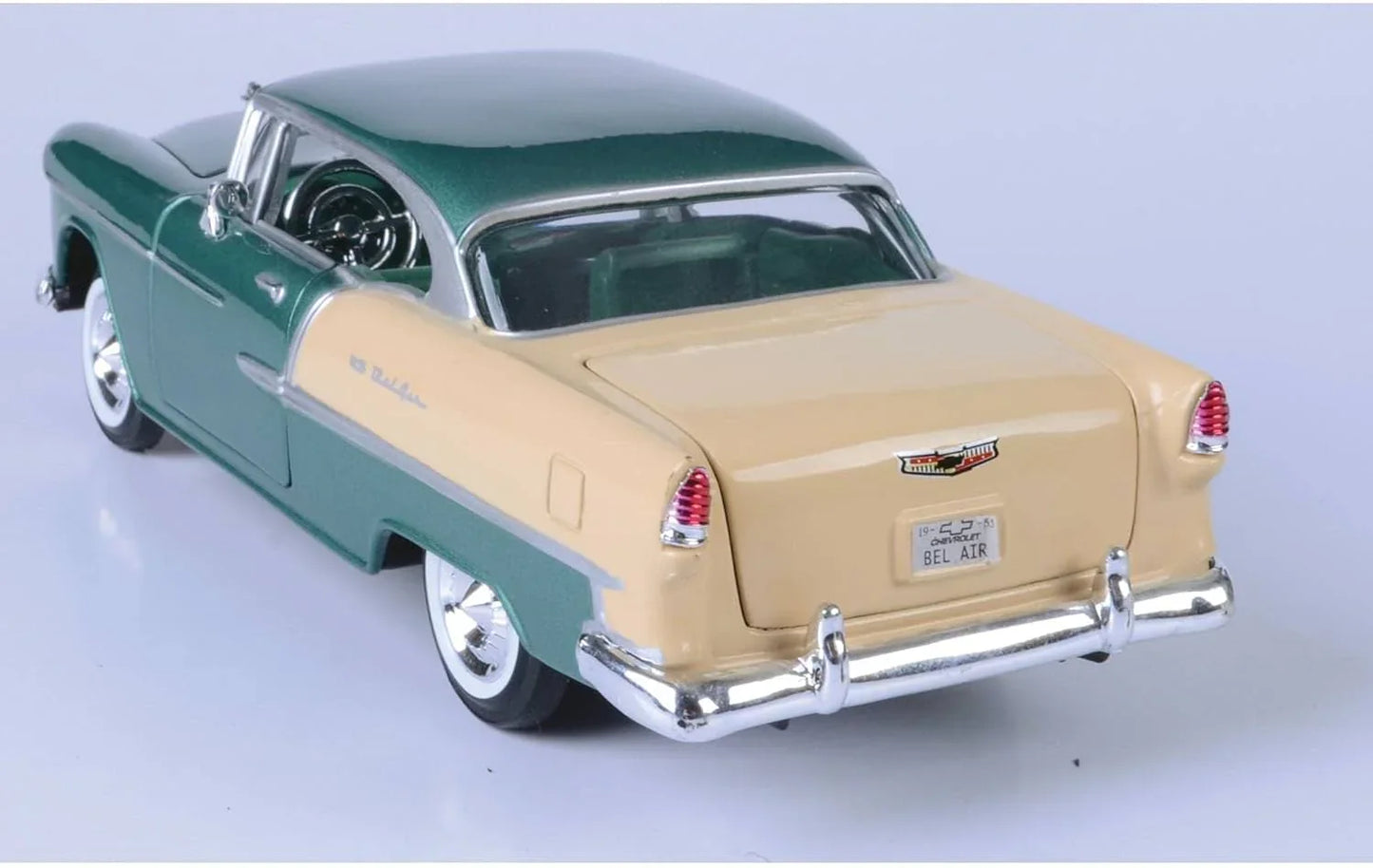 ミニカー 1955年式シボレー ベルエア 1/24スケールダイキャストモデルカー コレクターズアイテム GM製グリーンボディ クロームメッキバンパー丸み帯びたボディラインホイールキャップ再現