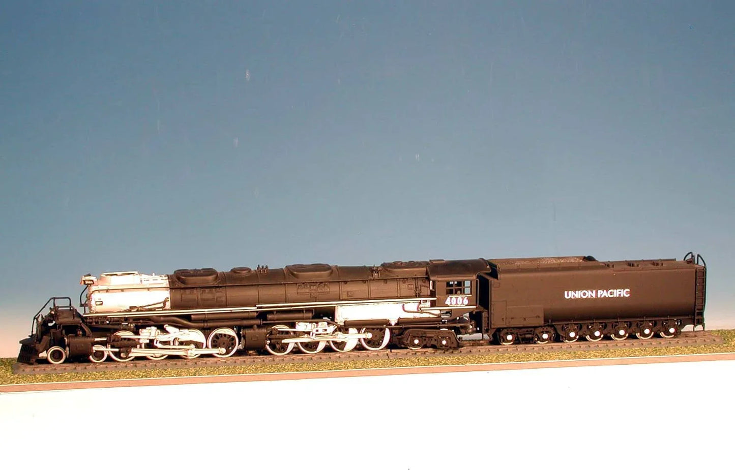 鉄道模型 Revell 1/87 Big Boy Locomotive Revell社 精密再現 HOスケール 87パーツ 全長46.4cm 4-8-8-4車輪配置 迫力の蒸気機関車組立キット 黒塗装 ガンメタリックボイラー 銀色連結棒 ユニオンパシフィック仕様デカール付
