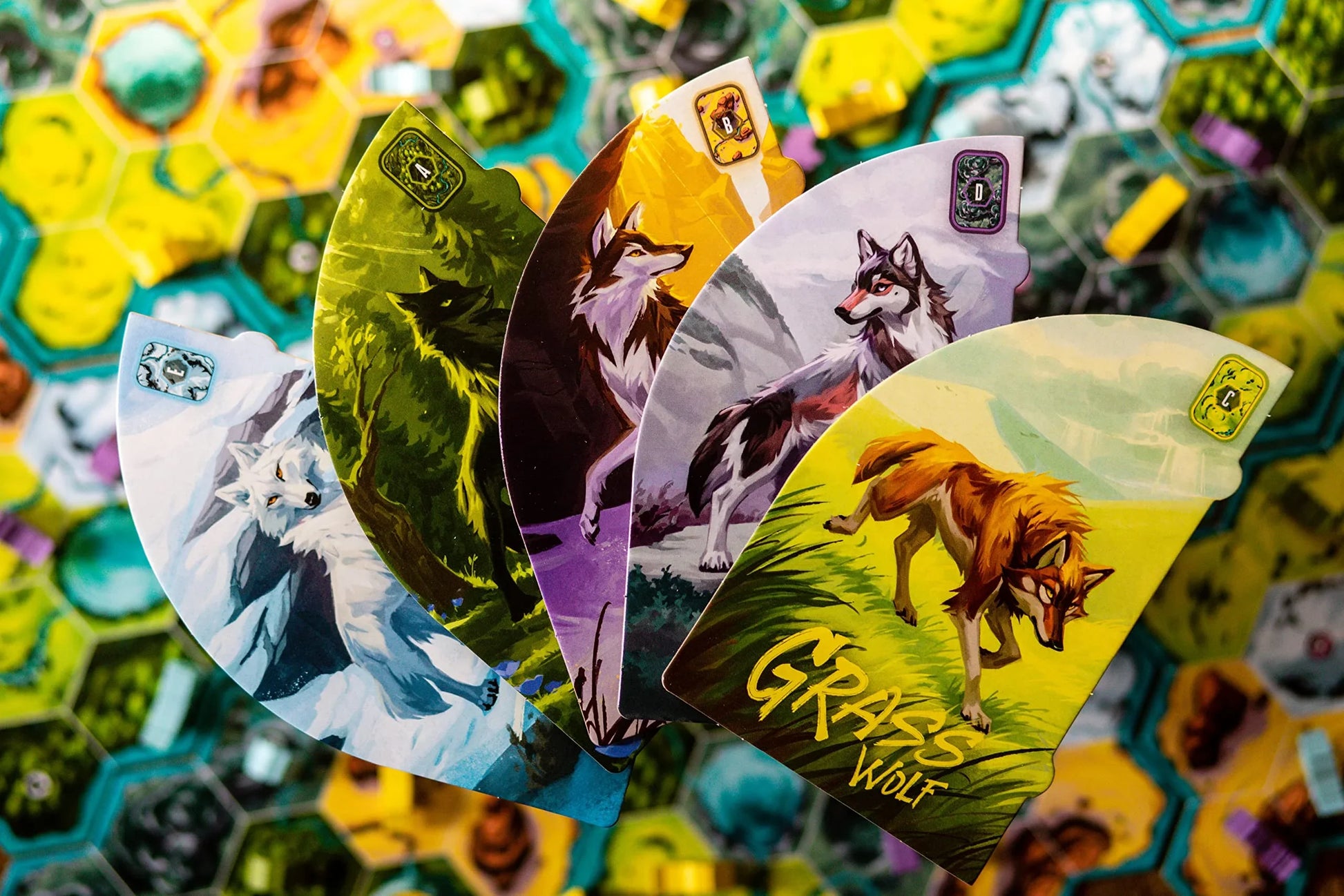 ボードゲーム The Wolves 狼の群れを築き上げる戦略ゲーム Ashwin Kamath Clarence Simpson 狼の群れ拡大領土支配パックビルディング プレイヤー間駆け引き戦略的思考モジュール式ボード 六角形グリッドエリアコントロール