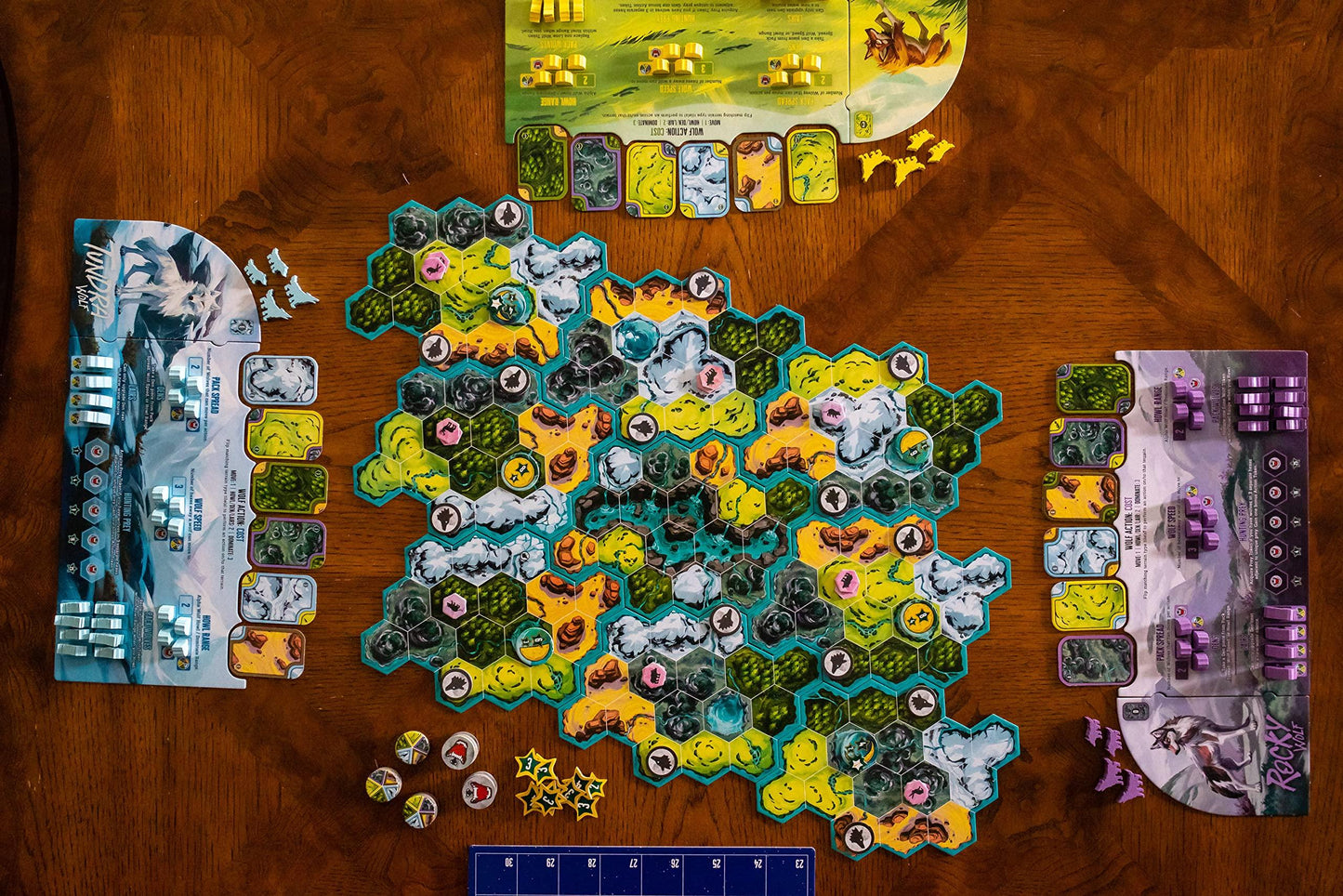 ボードゲーム The Wolves 狼の群れを築き上げる戦略ゲーム Ashwin Kamath Clarence Simpson 狼の群れ拡大領土支配パックビルディング プレイヤー間駆け引き戦略的思考モジュール式ボード 六角形グリッドエリアコントロール