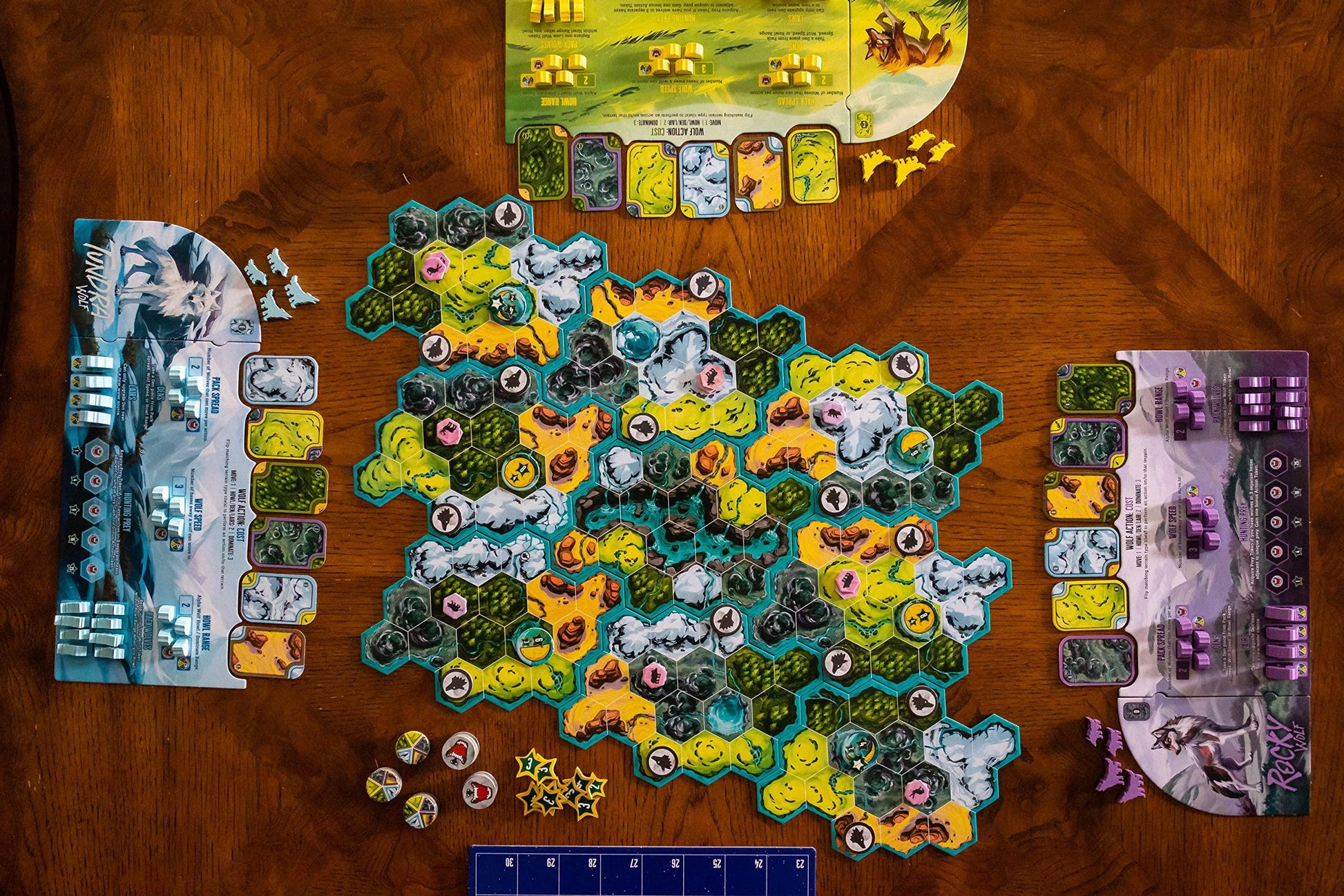 ボードゲーム The Wolves 狼の群れを築き上げる戦略ゲーム Ashwin Kamath Clarence Simpson 狼の群れ拡大領土支配パックビルディング プレイヤー間駆け引き戦略的思考モジュール式ボード 六角形グリッドエリアコントロール