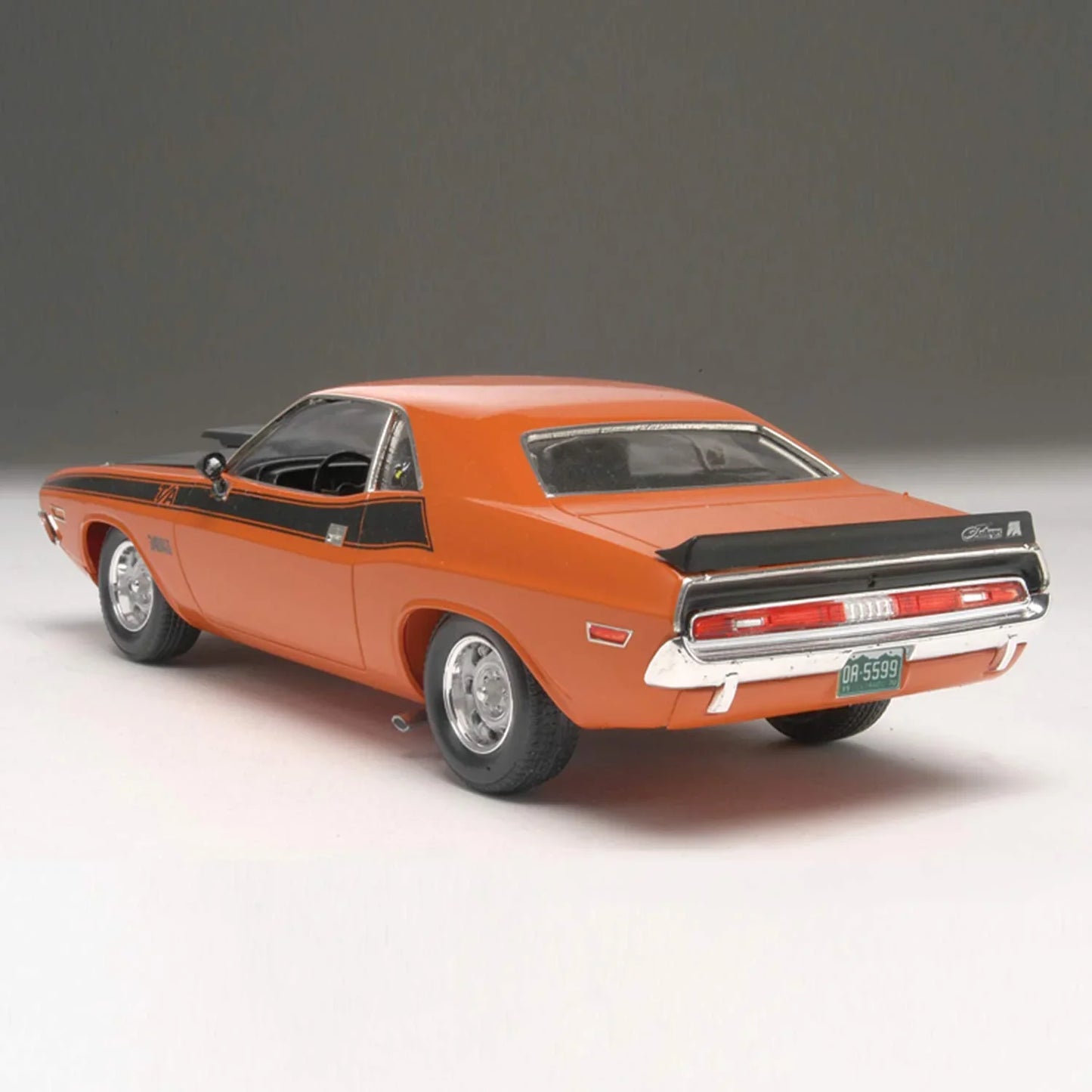 アウトレット品 プラモデル 1970年 ダッジ チャレンジャー T/A Revell 12596 アメリカン マッスルカー 1 24スケール 2in1 精密モデルキット 高品質パーツ クロームメッキ ブラックタイヤ インテリア再現
