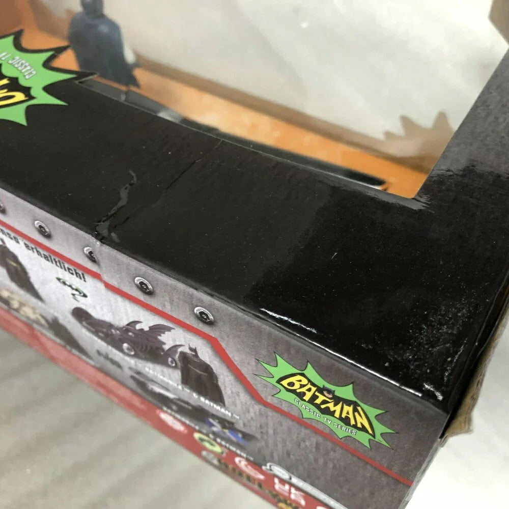 アウトレット品 ミニカー バットモービル 1 24スケール DCコミックス バットマン TVシリーズ 1966年モデル JADA TOYS コレクターズアイテム 流線型ボディ ダブルバブルキャノピー バットフィン リアエンド ガジェット 火炎放射器 オイル散布装置