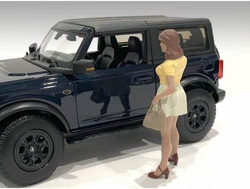 フィギュア American Diorama AD76309 The Dealership Customer Figure #2 自動車ディーラー世界再現 1:18スケール ポリレジン製 精巧 手塗り 高品質 細部拘り コレクション向け 展示用 個別包装 GTINコード付き モデルカー ジオラマ用