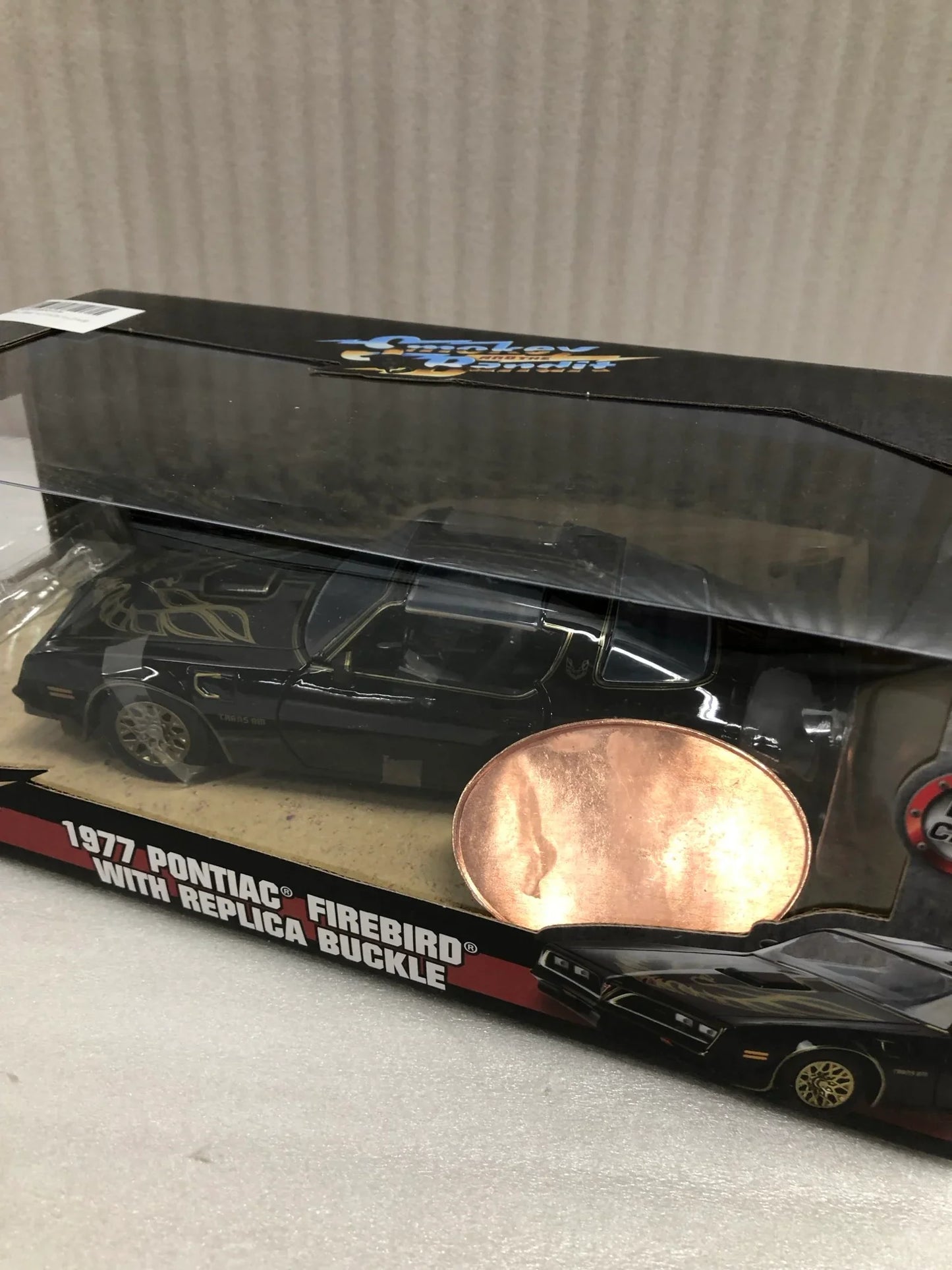 アウトレット品 ミニカー 1977年 ポンティアック ファイヤーバード トランザム JADA ブランド 1 24スケール 高品質 詳細再現 フードスクープ装備 スノーフレークホイール T型ルーフ オリジナルデザイン 映画スモーキーアンドザバンディット登場