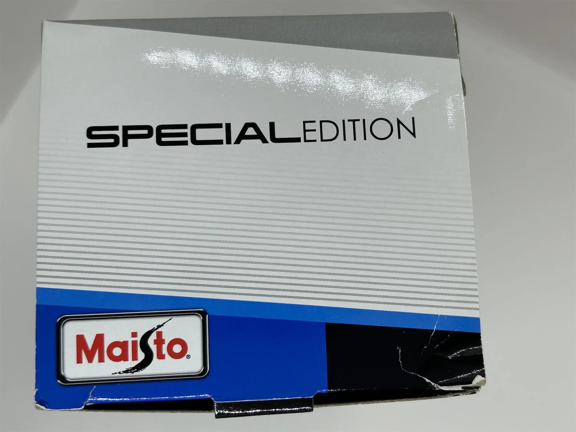 アウトレット品 ミニカー Ford F-150 STX レッド 1/27スケール Maisto マイスト 繊細な造形と力強さを兼ね備えた精密モデル 洗練されたデザインと鮮やかな真紅のボディで部屋やオフィスに独特の存在感をもたらすコレクター向け精密ミニチュア