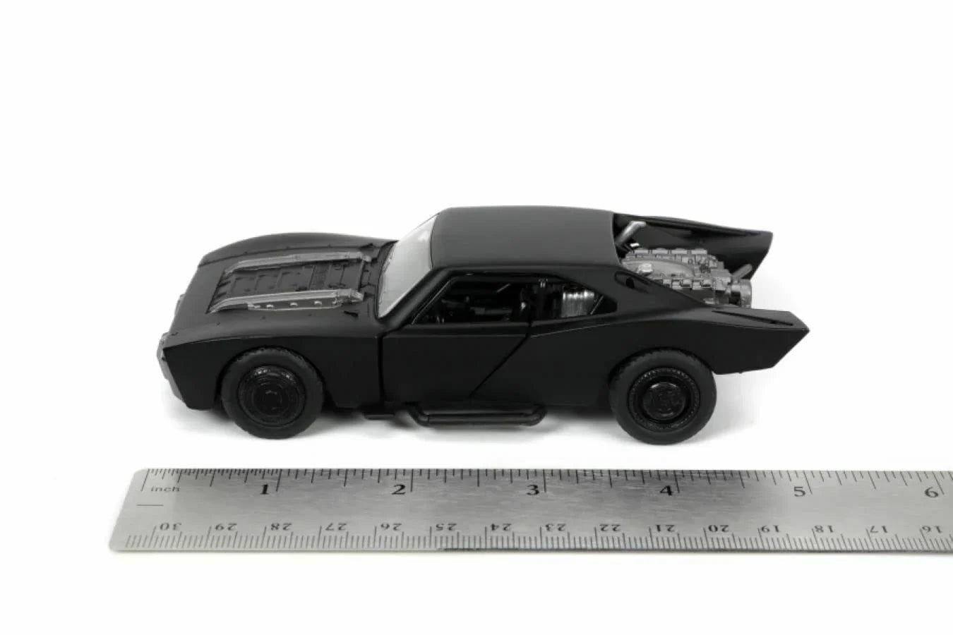 アウトレット品 ミニカー JADA TOYS 2022 Batmobile The Batman バットマン 最新作 ザ バットマン 映画公開モデル マットブラック ダイキャスト 1 32スケール 劇中車両 再現 バットマンフィギュア付き 近未来的 アグレッシブデザイン 力強いエンジンフード