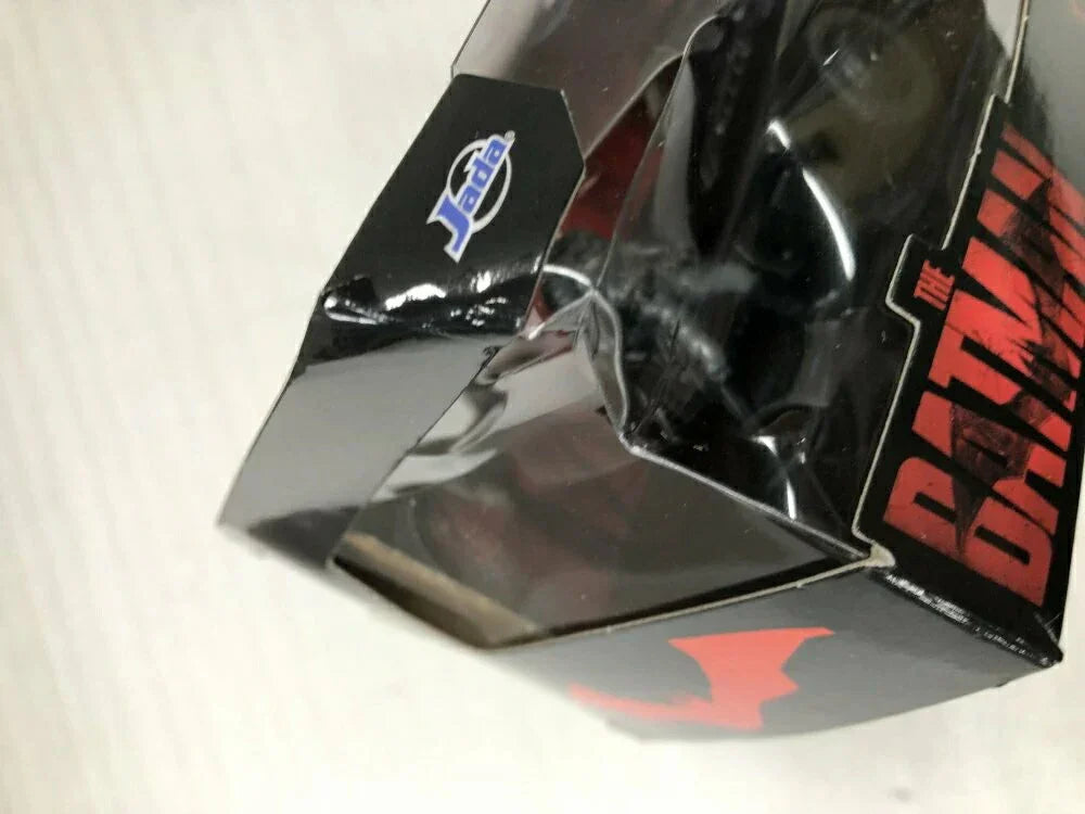 アウトレット品 ミニカー JADA TOYS 2022 Batmobile The Batman バットマン 最新作 ザ バットマン 映画公開モデル マットブラック ダイキャスト 1 32スケール 劇中車両 再現 バットマンフィギュア付き 近未来的 アグレッシブデザイン 力強いエンジンフード