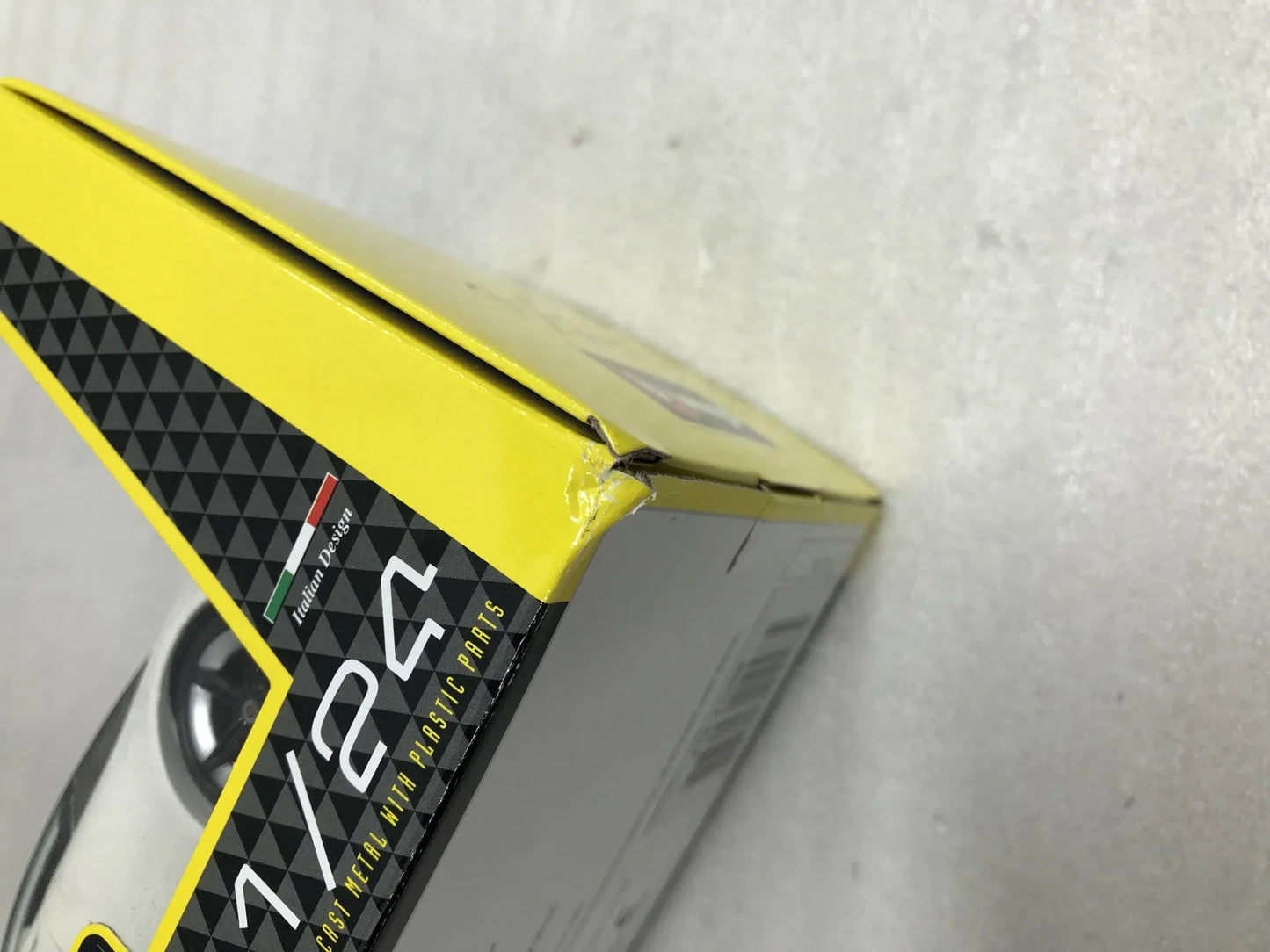 アウトレット品 カーモデル ポルシェ タイカン Turbo S 2019年モデル 1 24スケール Bburago 高品質 精密デザイン LEDヘッドライト 流線型ボディ ライトバー 革新的電気自動車 高性能急速充電 750馬力相当 走行性能 卓越コレクション価値