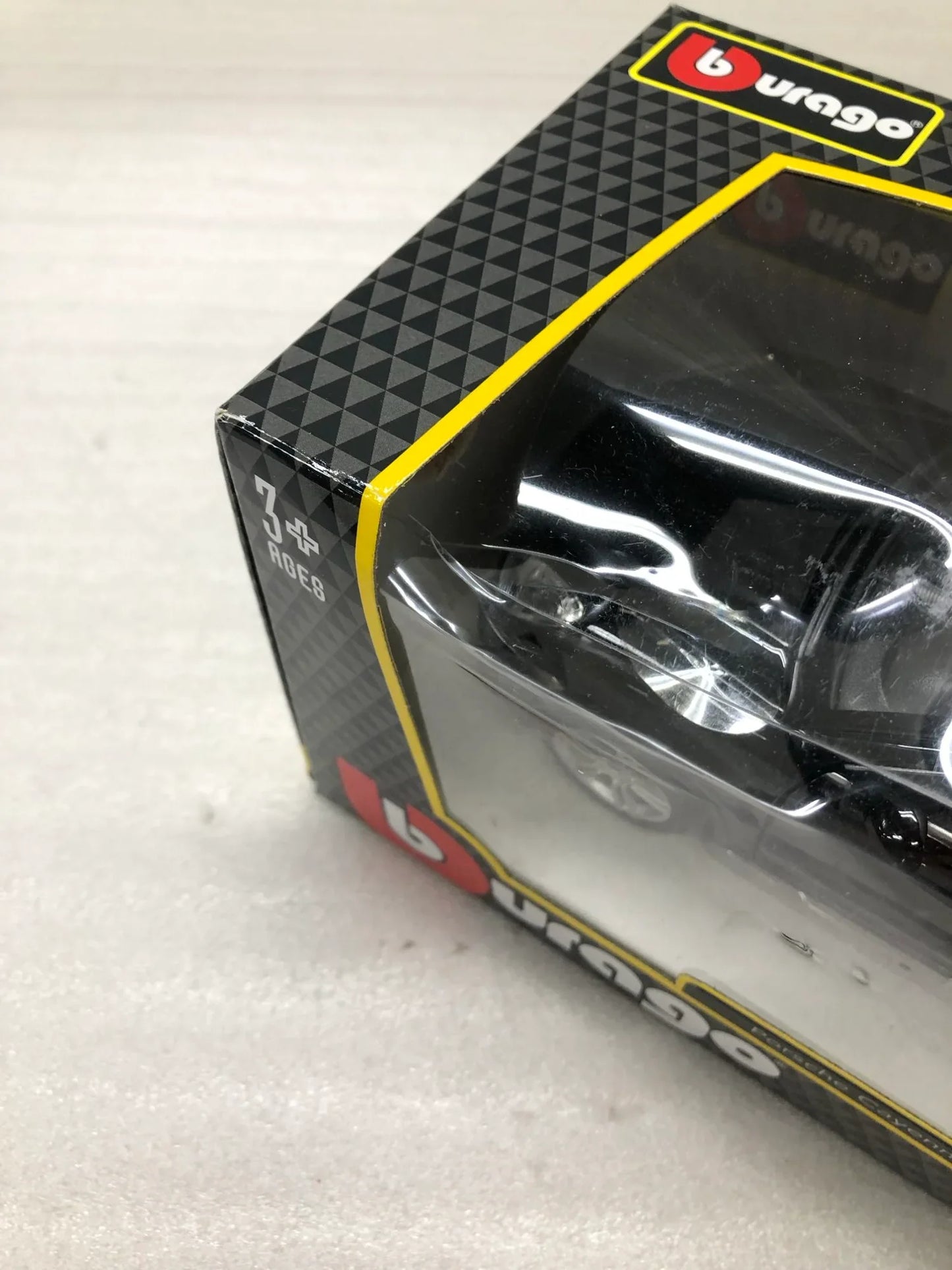 アウトレット品 ミニカー Porsche Cayenne Turbo 2010年モデル 1/24スケール Bburago製 高級SUV ブラックボディ 精密ディテール コレクション向け 高性能V8ツインターボエンジン採用 プレミアムSUV 洗練デザイン プレゼント最適 限定モデル