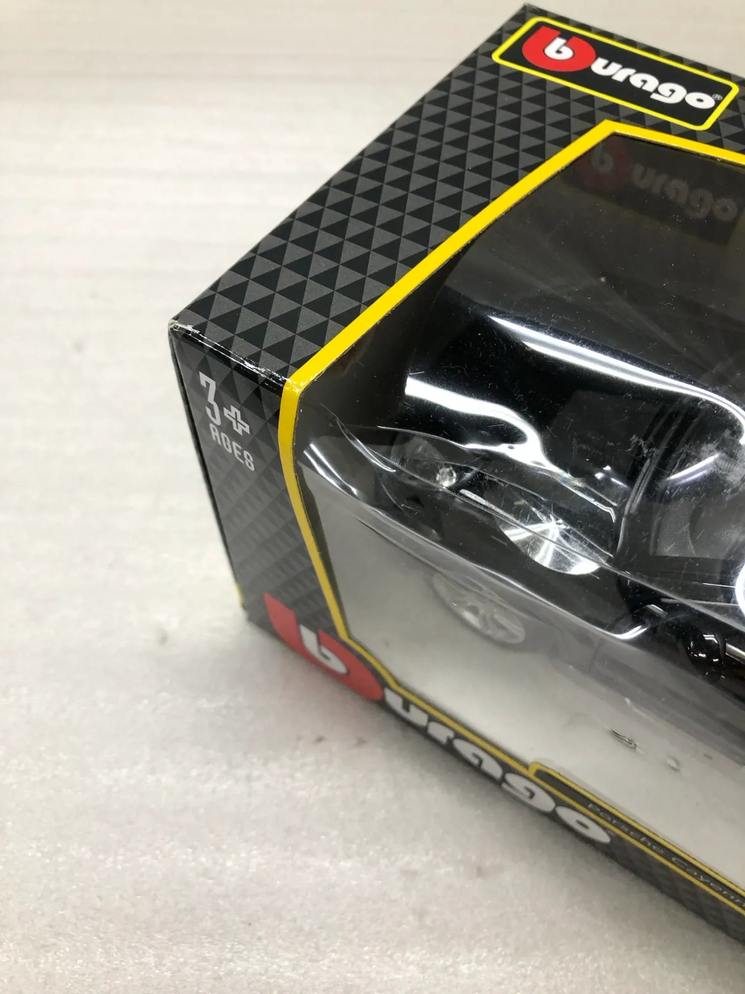 アウトレット品 ミニカー Porsche Cayenne Turbo 2010年モデル 1/24スケール Bburago製 高級SUV ブラックボディ 精密ディテール コレクション向け 高性能V8ツインターボエンジン採用 プレミアムSUV 洗練デザイン プレゼント最適 限定モデル