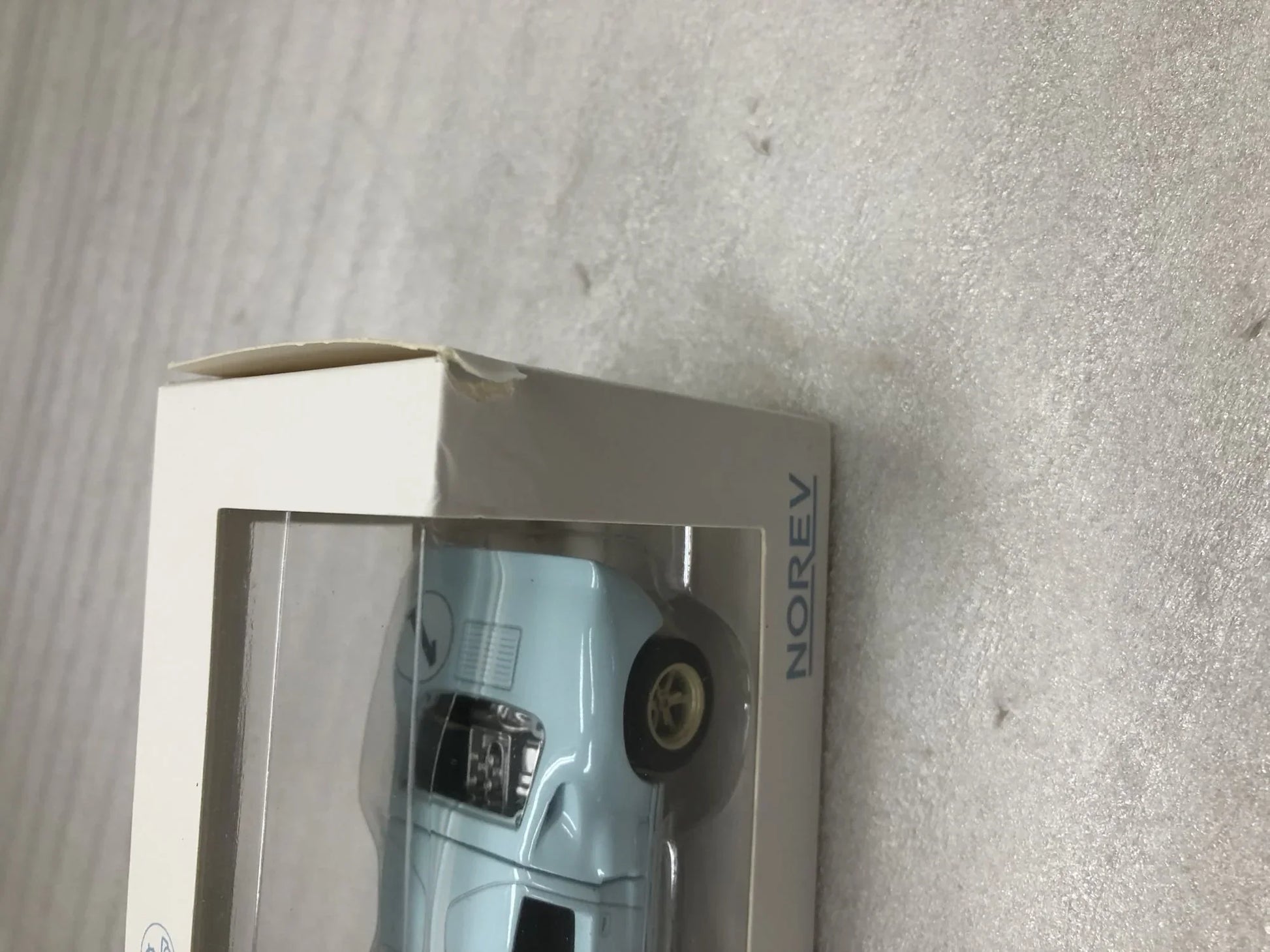 アウトレット品 ミニカー フォード GT40 ガルフ ルマン24時間 1968 1/43 NOREV ノレブ 鮮やかなブルー オレンジカラーリング 緻密なボディライン エアロパーツ再現 ディスプレイケース付き モータースポーツファン向け クラシックカーコレクション向け