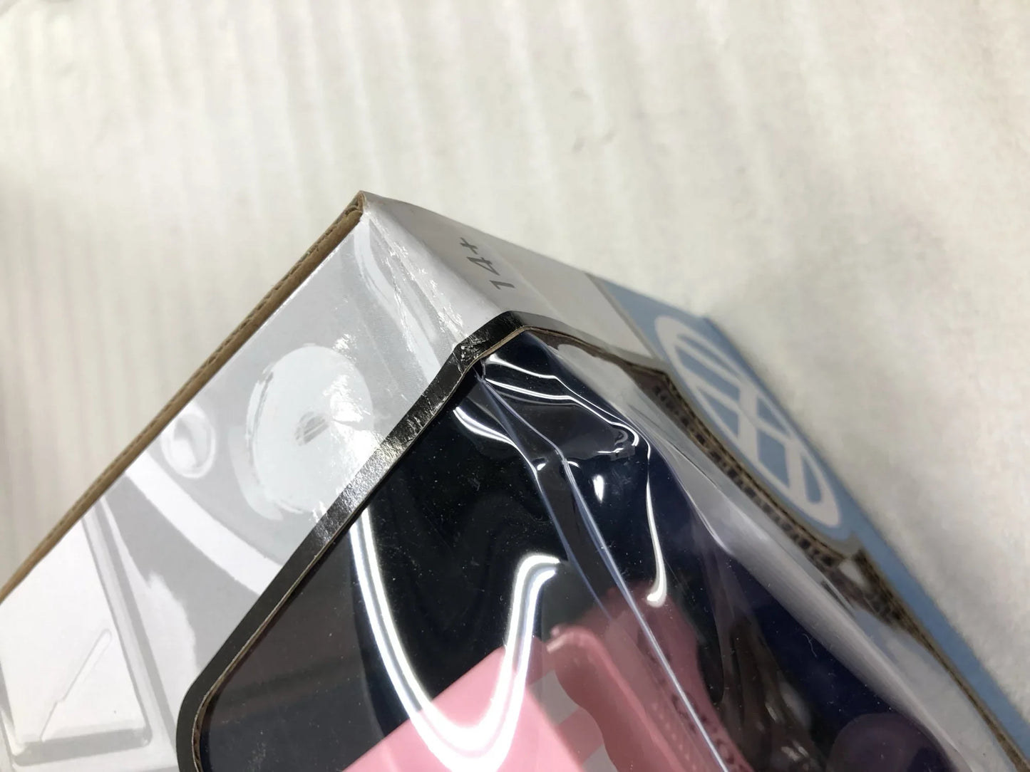 アウトレット品 ミニチュア 車 フォルクスワーゲンT1デリバリーバン アイスクリームトラック Motormax 1 24スケール ピンクとホワイトのレトロでキュートな夏の思い出 彩るおしゃれなトレーラー付きモデルカー コレクター向け精巧なディテール