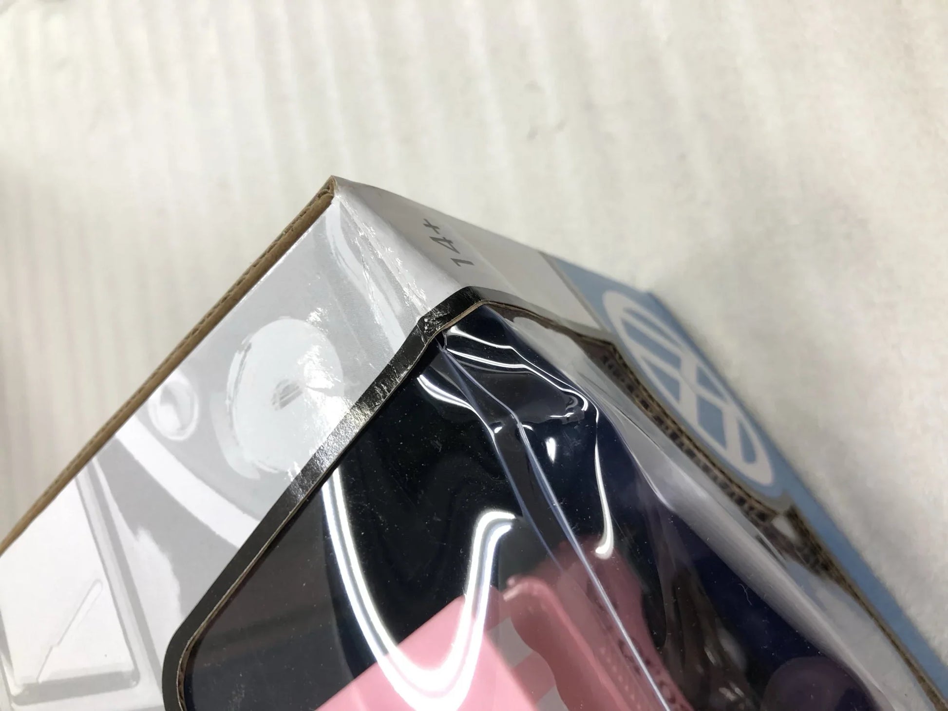 アウトレット品 ミニチュア 車 フォルクスワーゲンT1デリバリーバン アイスクリームトラック Motormax 1 24スケール ピンクとホワイトのレトロでキュートな夏の思い出 彩るおしゃれなトレーラー付きモデルカー コレクター向け精巧なディテール