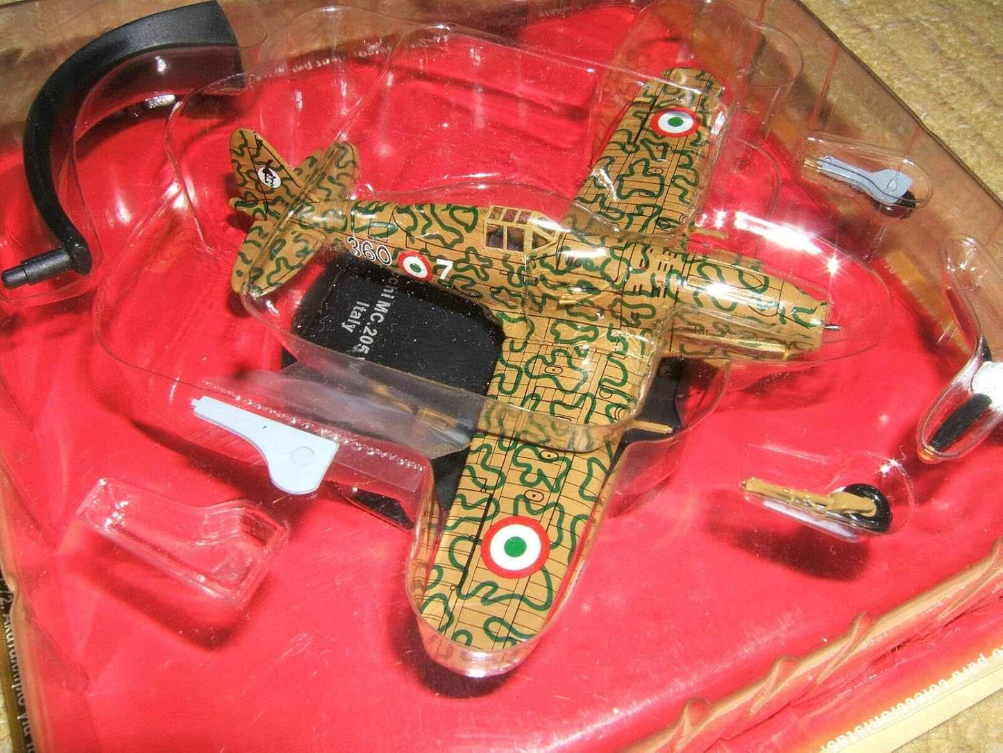 アウトレット品 航空機模型 Macchi MC 205 VELTRO イタリア空軍戦闘機 1/72 スケール ダイキャストモデル 塗装済み完成品 ミニカー 第二次世界大戦期の名機 マッキ ブランド 高精細ディテール コックピット プロペラ 主翼 精密再現