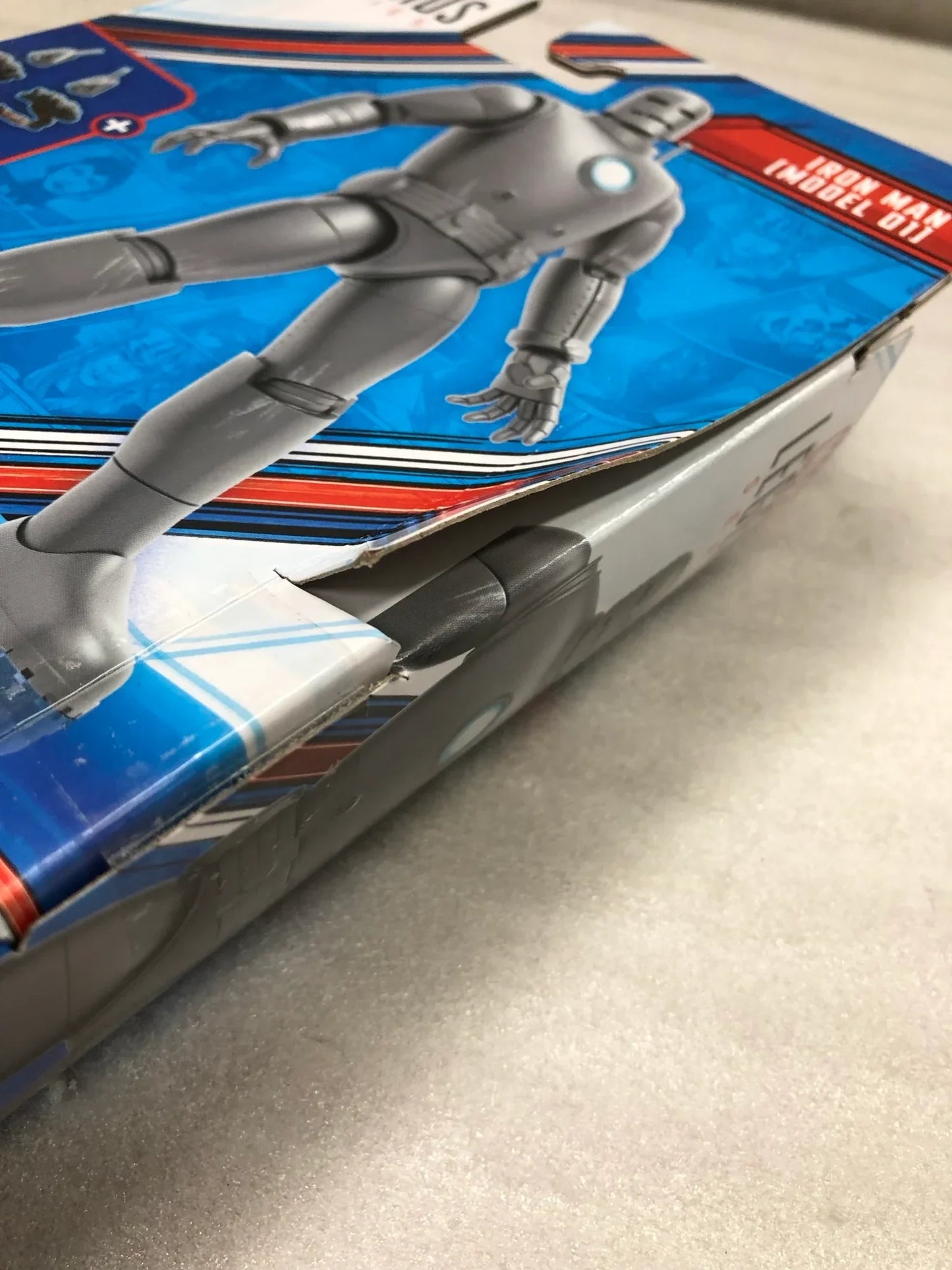 アウトレット品 フィギュア アベンジャーズ 60周年記念 マーベルレジェンド アイアンマン モデル01 マーベルレジェンドシリーズ 冷戦時代の科学技術を反映したシルバーボディ 直線的フォルムと重厚装甲 複数可動ポイント 戦闘飛行シーン再現可能