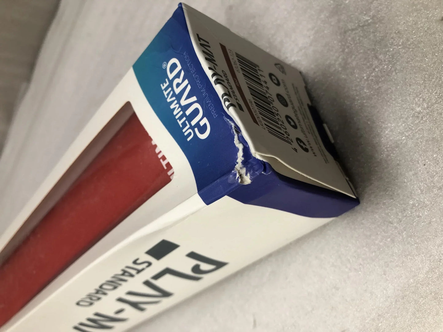 アウトレット品 プレイマット Ultimate Guard Monochrome Red 高品質 61×35cm 2mm厚 柔軟素材 滑り止め加工 折りたたみ可能 携帯便利 カード保護 ゲーム安定 安心操作 スタイリッシュ 赤モノクロデザイン プレイ環境向上