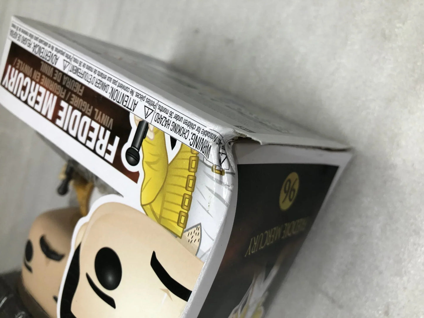 アウトレット品 フィギュア Funko Pop Freddie Mercury 96 Queen ロックバンド フレディマーキュリー 黄色ミリタリー風ジャケット ウェンブリースタジアム1986年ライブ パフォーマンス再現 高さ約9.5cm コレクターズアイテム デフォルメデザイン