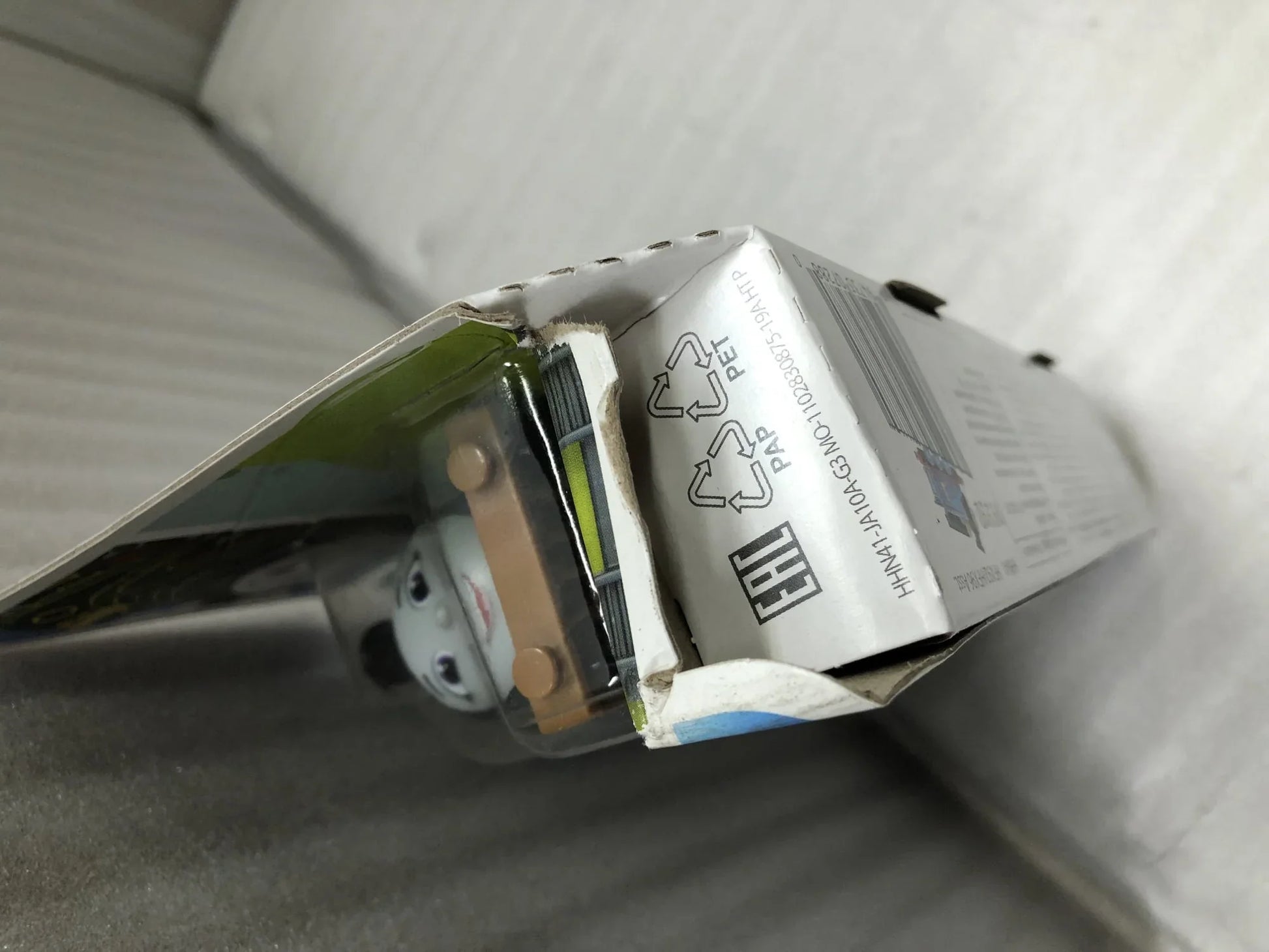 アウトレット品 きかんしゃトーマス フィギュア エミリー ダイキャストメタル きかんしゃトーマスとなかまたち 翡翠色 3インチサイズ 耐久性 優しい性格 細部精巧 木製プラスチックレール対応 コレクションに最適 3歳以上推奨 プレゼント向け