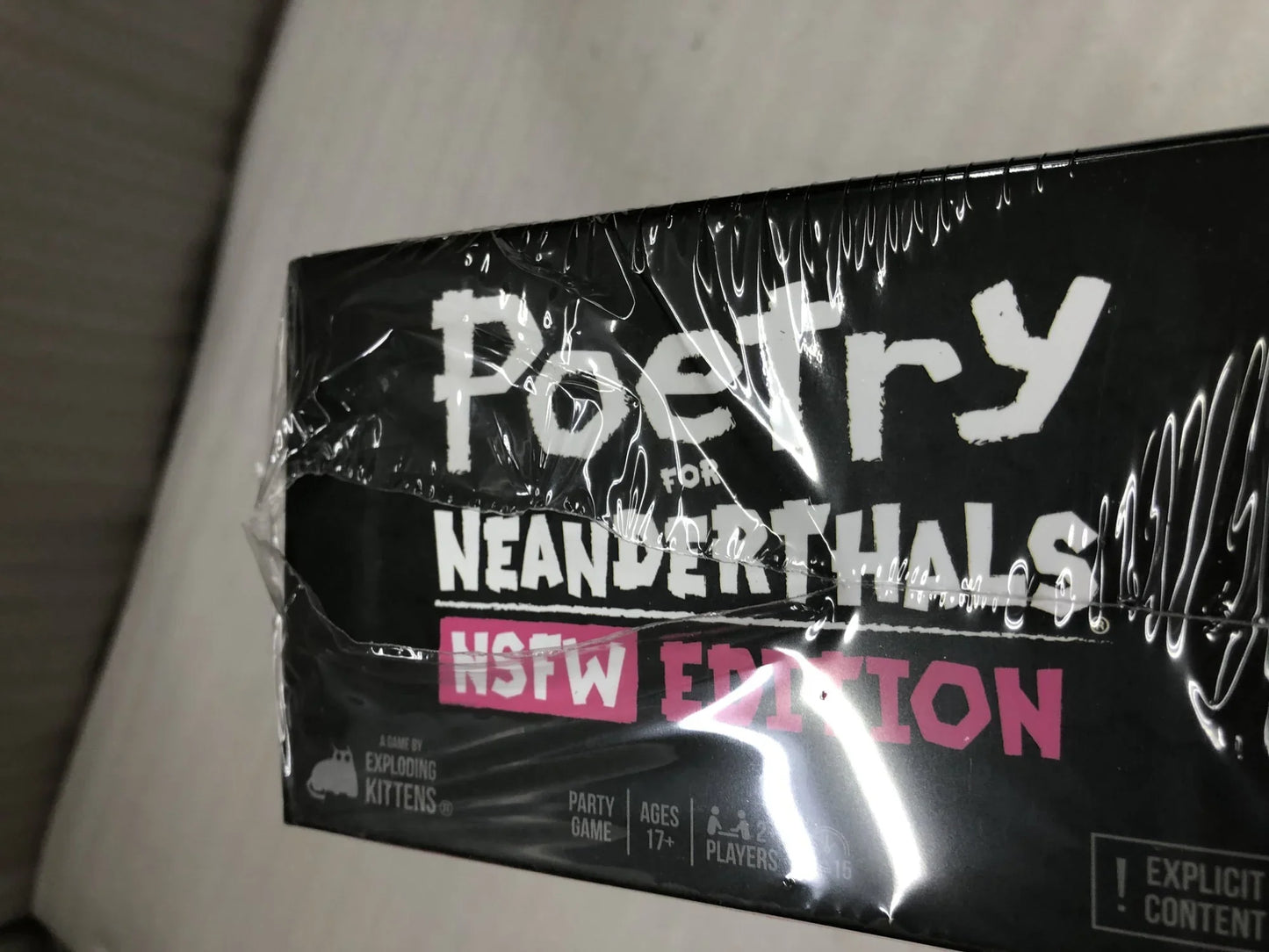 アウトレット品 カードゲーム 爆発するネコ ネアンデルタール人のための詩 NSFW版 Exploding Kittens 大人向け 10代推奨 パーティー用品 過激 ブラックユーモア 知的刺激 奇抜デザイン プレイ人数2-5人 プレイ時間15-20分 罰則強化