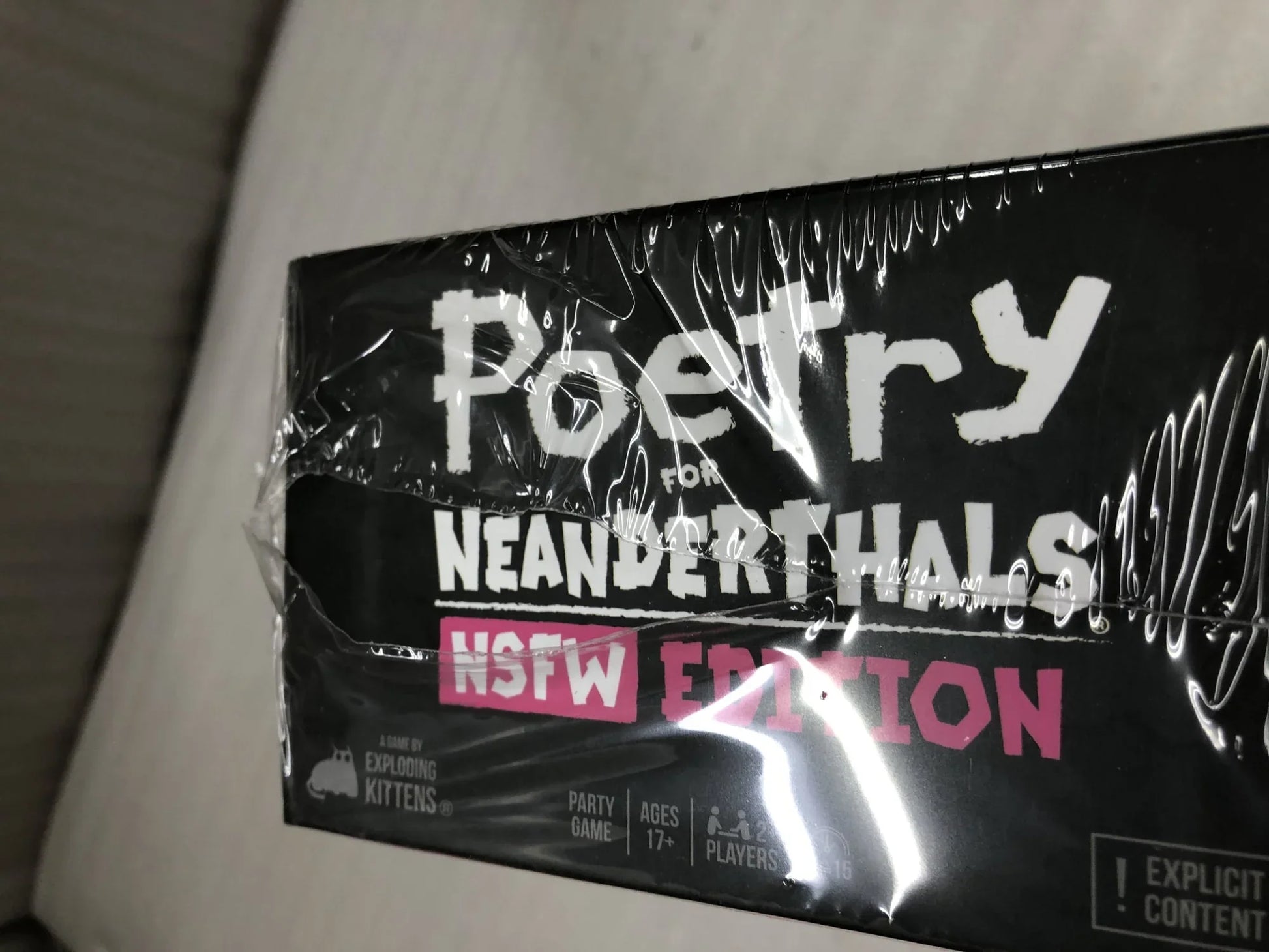 アウトレット品 カードゲーム 爆発するネコ ネアンデルタール人のための詩 NSFW版 Exploding Kittens 大人向け 10代推奨 パーティー用品 過激 ブラックユーモア 知的刺激 奇抜デザイン プレイ人数2-5人 プレイ時間15-20分 罰則強化