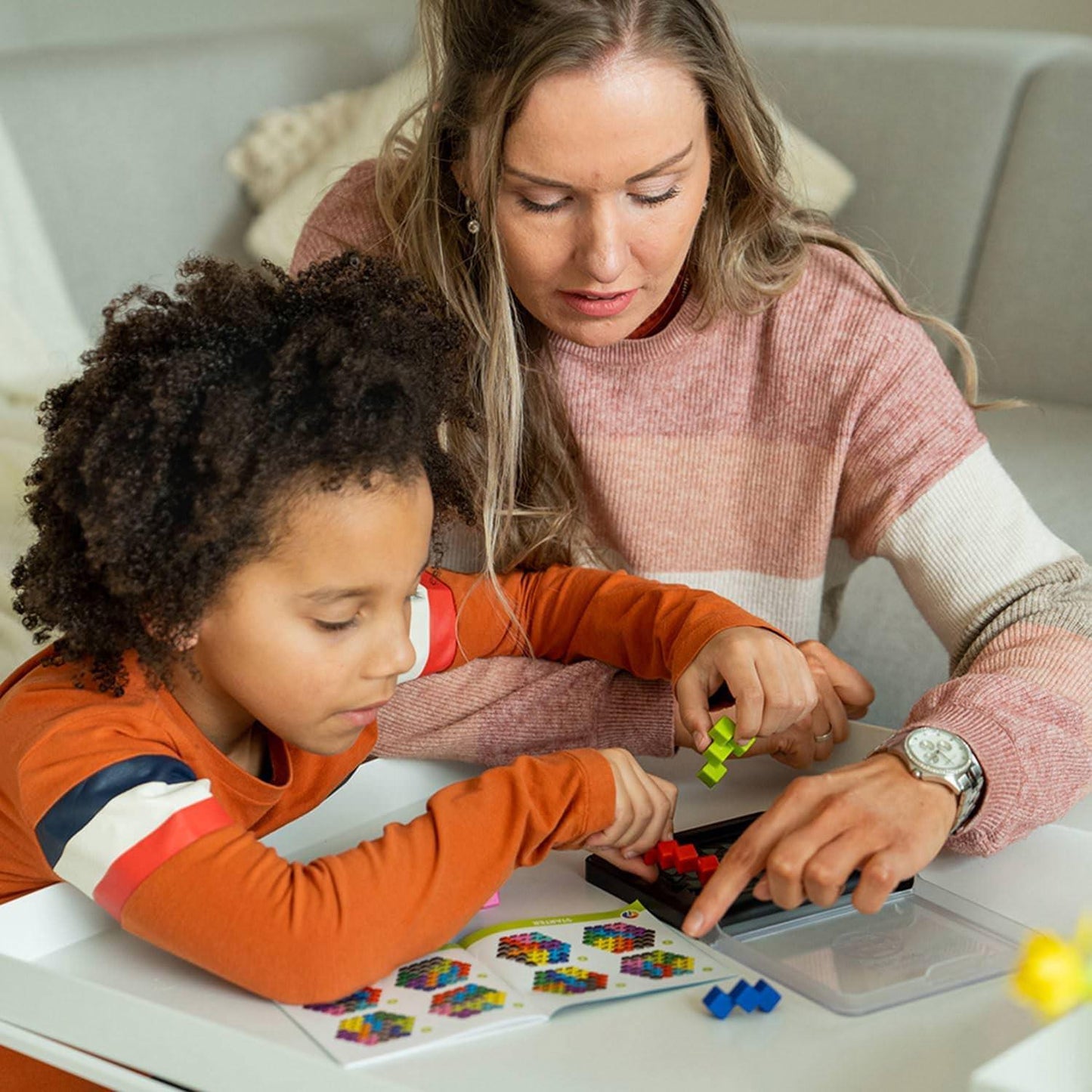 アウトレット品 知育玩具 論理的思考力を鍛える本格パズルゲームIQパープレックスSMART GAMES ベルギー発120問多彩なチャレンジ問題収録コンパクトトラベルケース設計12歳以上対象脳トレゲーム