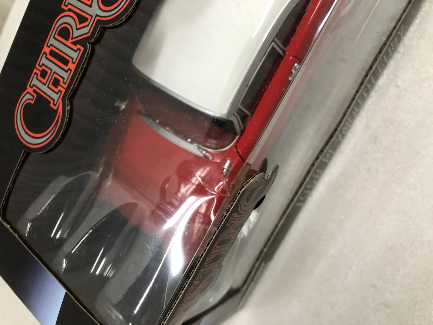 アウトレット品 ミニカー 1958年型プリマス・フューリー 映画クリスティーン 名車 完全再現 グリーンライト ブランド 精巧 模型 映画ファン カーマニア 心を掴む 赤白ツートンカラー フロントグリル クロームパーツ デザイン 丁寧 高品質 仕上げ