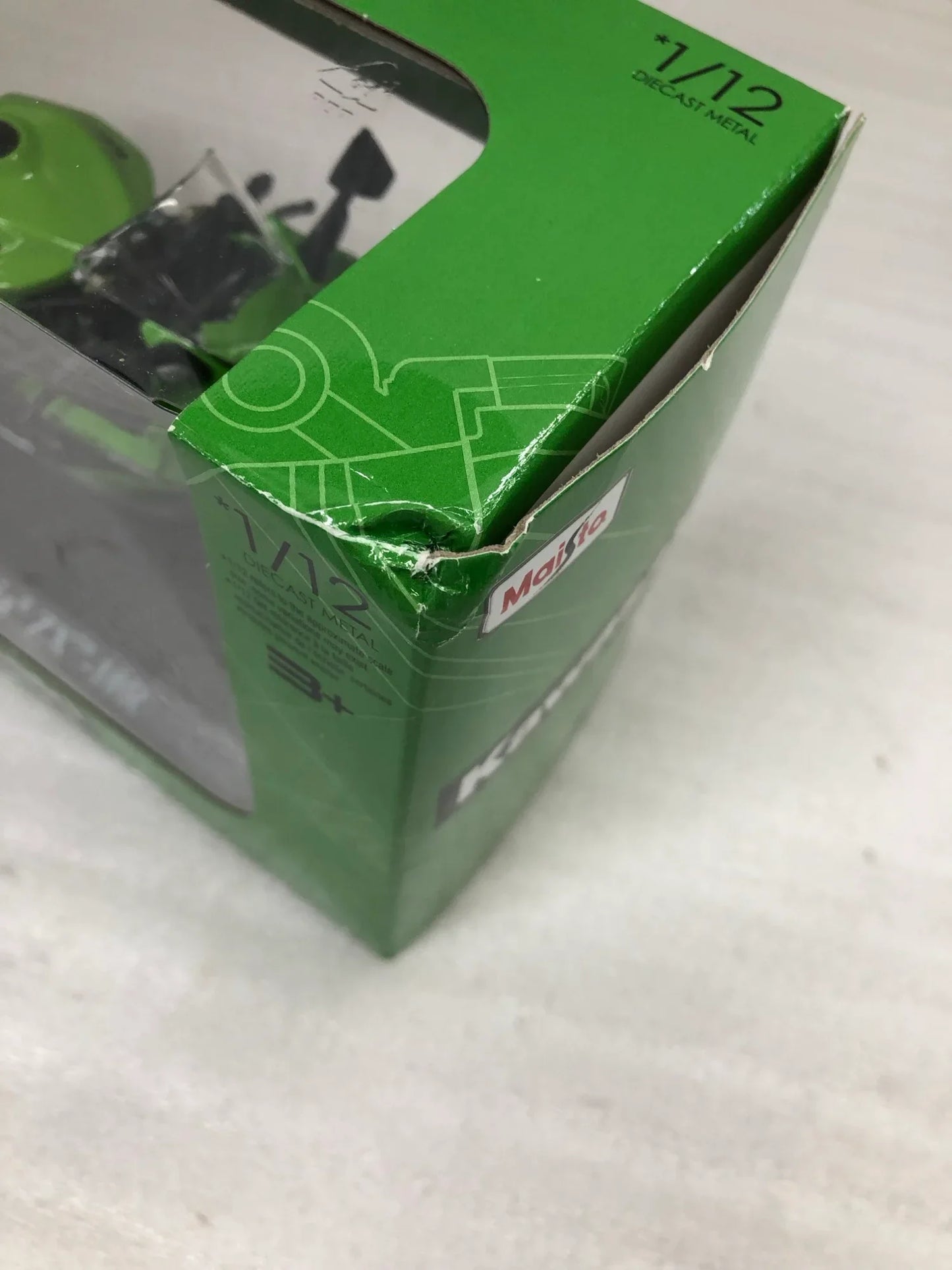 アウトレット品 ミニカー Maisto マイスト カワサキ ZX-10R 1/12スケールモデル 高品質な精巧な細部再現 ダイキャスト製 重量感ある質感 バイク愛好家 コレクター プレゼント最適 本物の迫力を忠実に表現 飾りやすいコンパクトサイズ