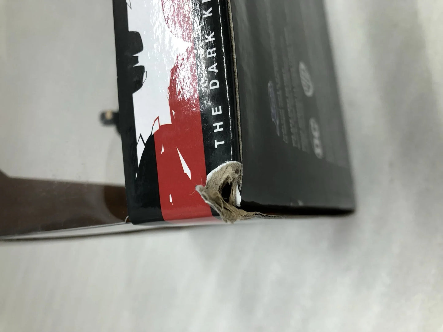 アウトレット品 ミニカー ジャダトイズ ダークナイト バットモービル 1:24スケール バットマンフィギュア付き 迫力満点 軍用車両風フォルム クリストファー・ノーラン監督作品 映画再現 ファン必見 映画車両模型 限定モデル 高品質 精密仕上げ