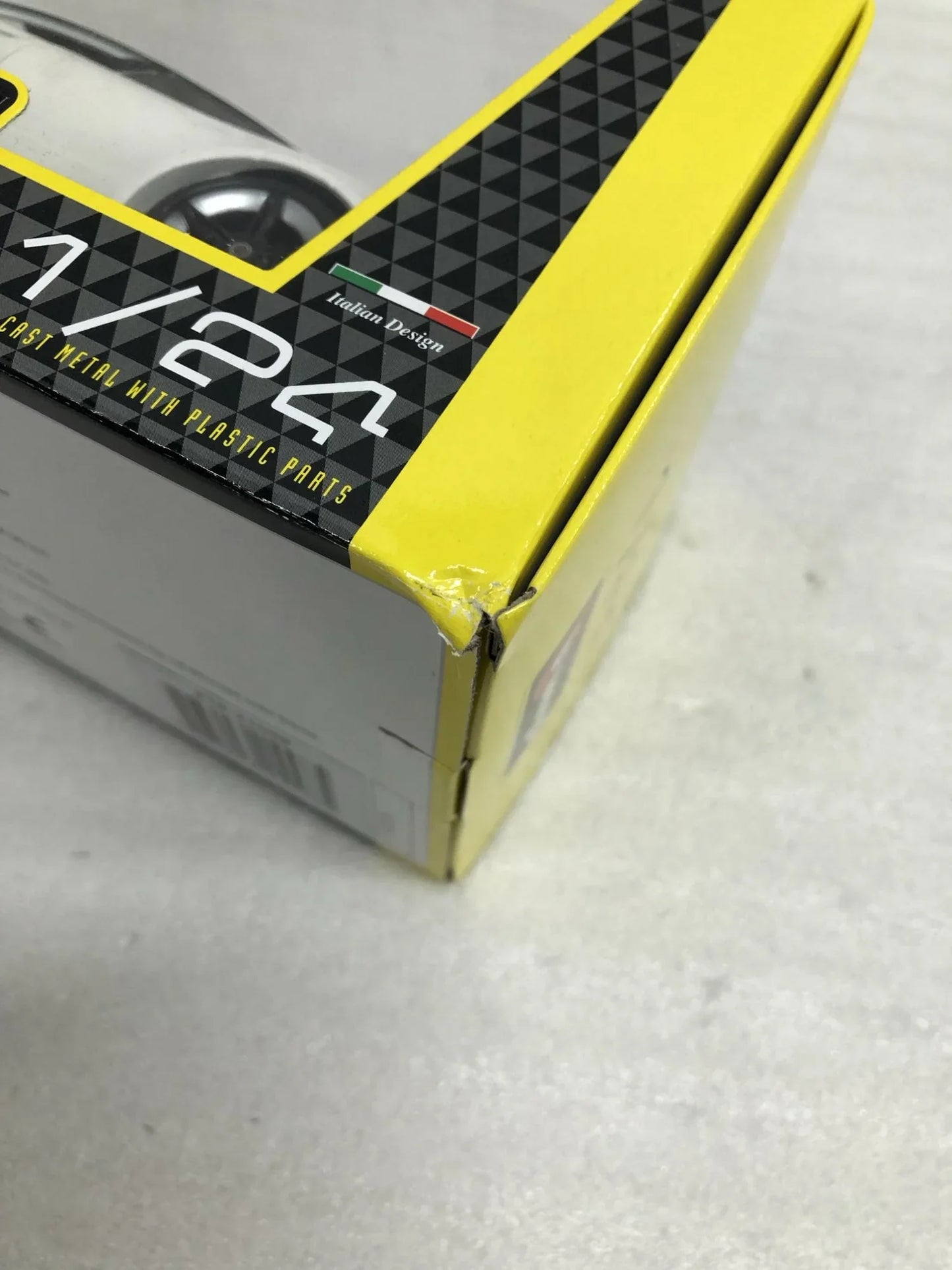 アウトレット品 カーモデル ポルシェ タイカン Turbo S 2019年モデル 1 24スケール Bburago 高品質 精密デザイン LEDヘッドライト 流線型ボディ ライトバー 革新的電気自動車 高性能急速充電 750馬力相当 走行性能 卓越コレクション価値