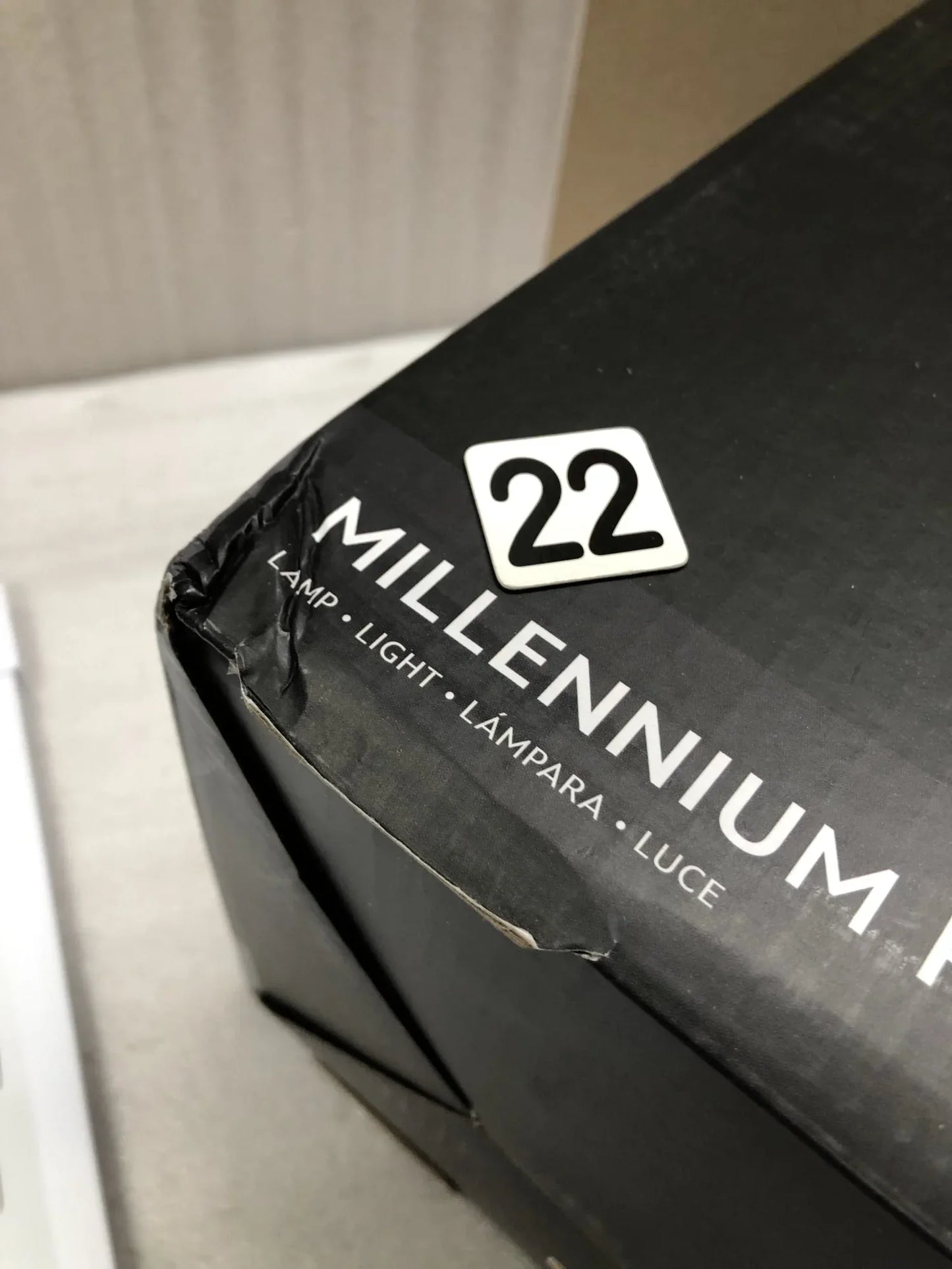 アウトレット品 デスクランプ ミレニアム・ファルコン ポーザブル Paladone 公式ライセンス 映画スターウォーズ 宇宙船照明 高さ約60cm LED自由可動 USB給電 ONOFFスイッチ付き 伝説の銀河系最速モデル 精巧再現デザイン