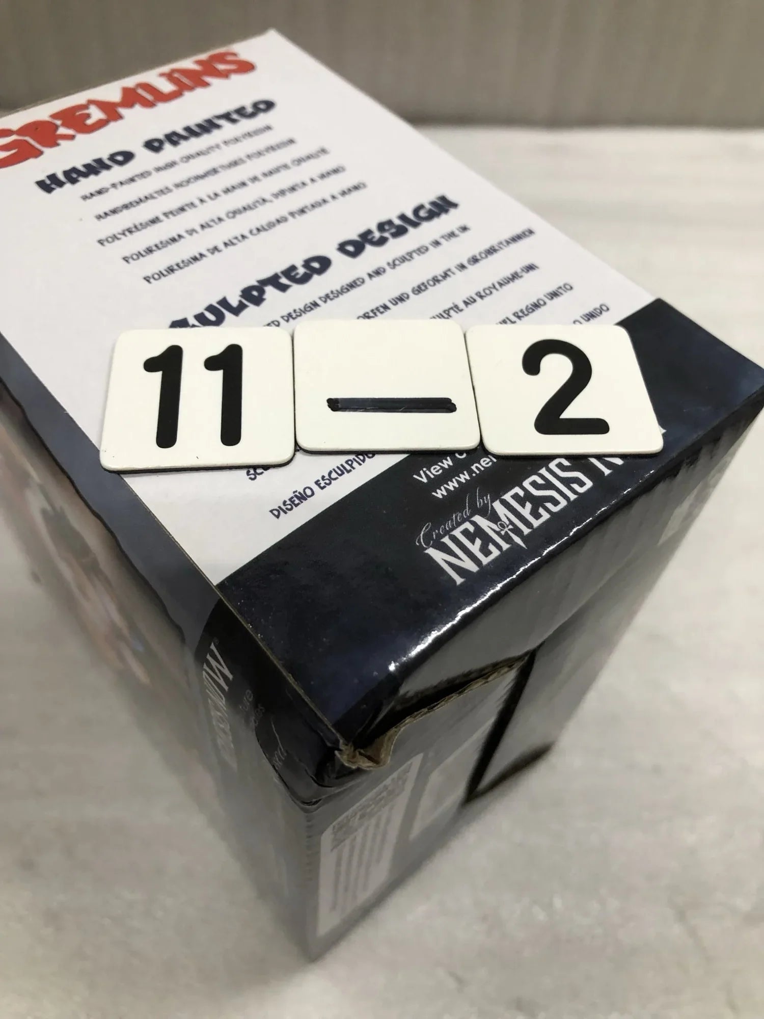 アウトレット品 クリスマスオーナメント グレムリン ギズモ リース ハンギングオーナメント Nemesis Now ワーナーブラザーズ公式ライセンス 高品質レジン製 手作業塗装 コンパクトサイズ 温かみのあるノスタルジックデザイン 映画の世界観再現