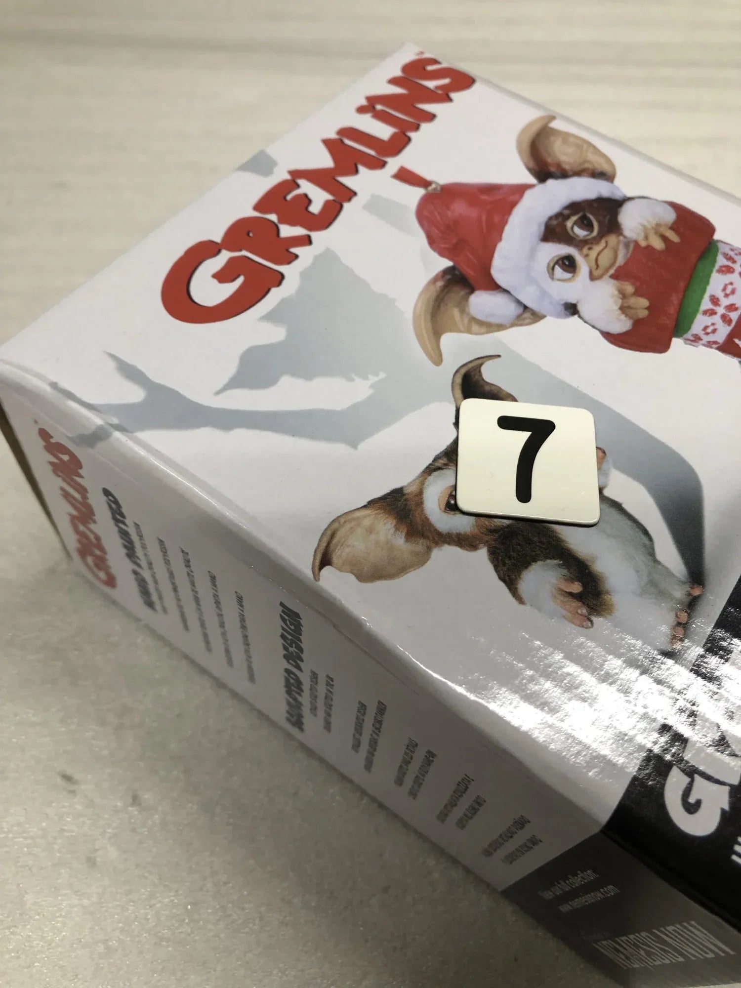 アウトレット品 オーナメント グレムリン ギズモ クリスマス Nemesis Now公式 ギズモ赤いストッキングから顔を覗かせる12cmコンパクトサイズ モフモフ毛並み特徴的な大きな耳と愛らしい表情精巧な手塗りレジン素材熟練職人仕上げ 吊り下げ用