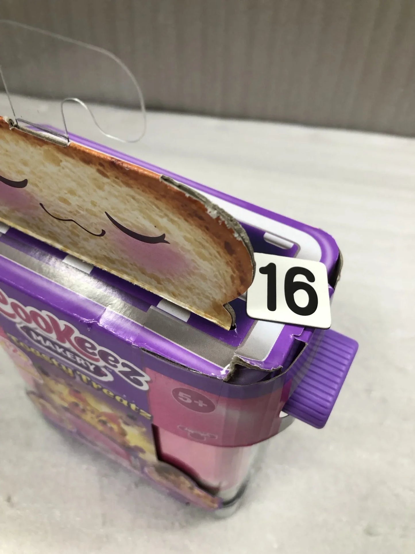 アウトレット品 おもちゃ Cookeez Makery Toasty Treatz 香り付きぬいぐるみ 飛び出すトースター型サプライズトイ 朝食テーマコレクション 五感刺激かわいいキャラクター収集遊び 子ども想像力育成 弾力性安全設計 簡単操作 楽しいギフト