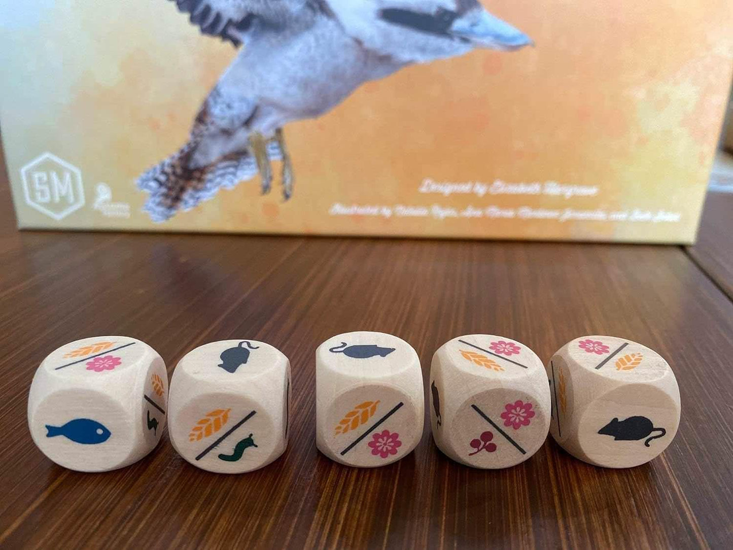 ボードゲーム Wingspan Oceania Expansion Wingspan ブランド 鳥カード95枚入り 新規ユニークデザイン黄色卵ミニチュア15個 蜜トークン69個 新ゲームメカニクス5枚プレイヤーマット ボーナスカード5枚 食料ダイス5個 